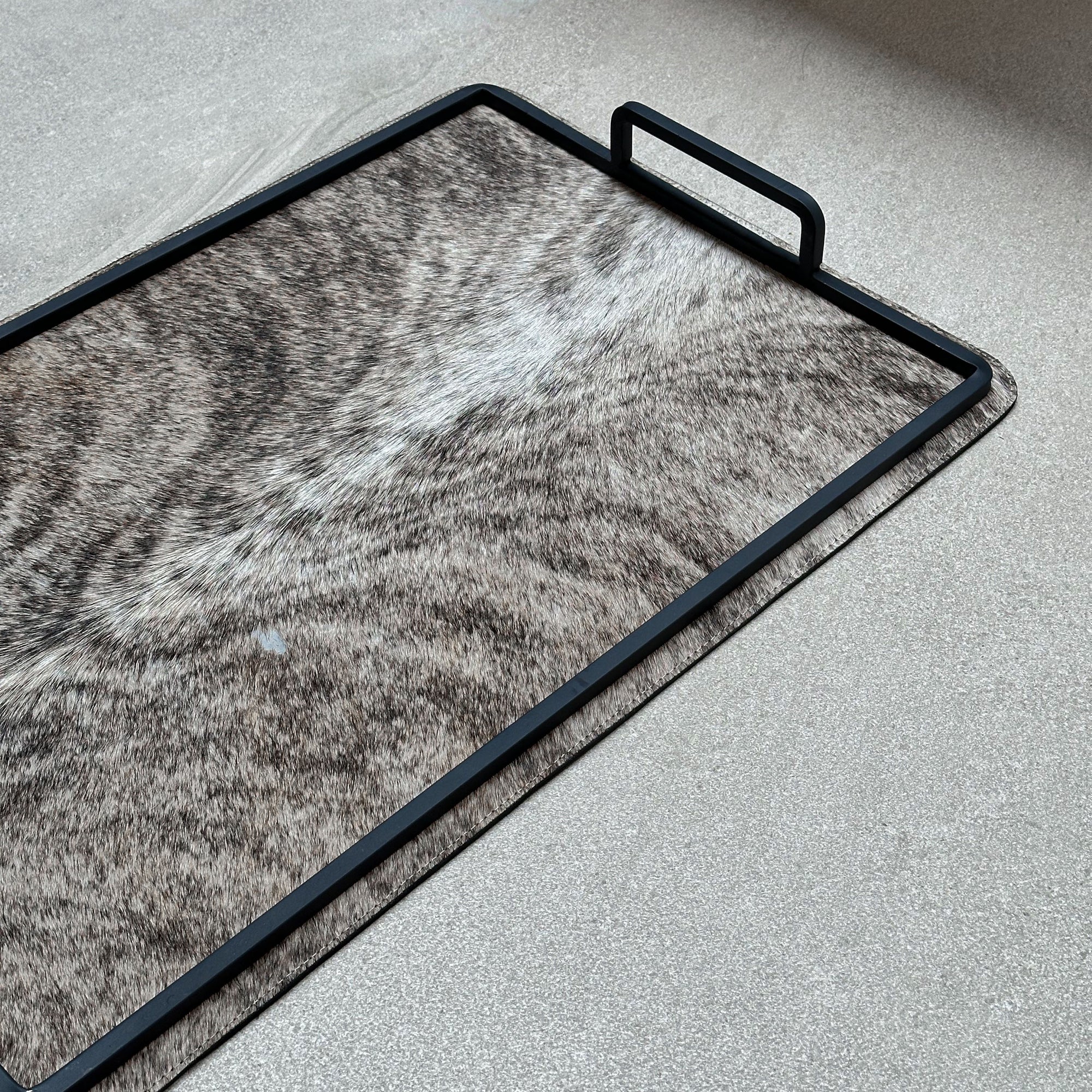 Charola grande de piel con pelo - Café atigrado con lomo blanco