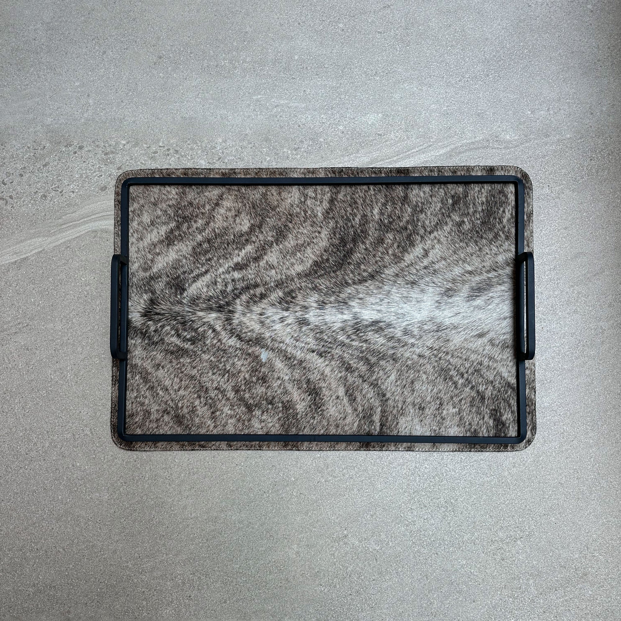 Charola grande de piel con pelo - Café atigrado con lomo blanco
