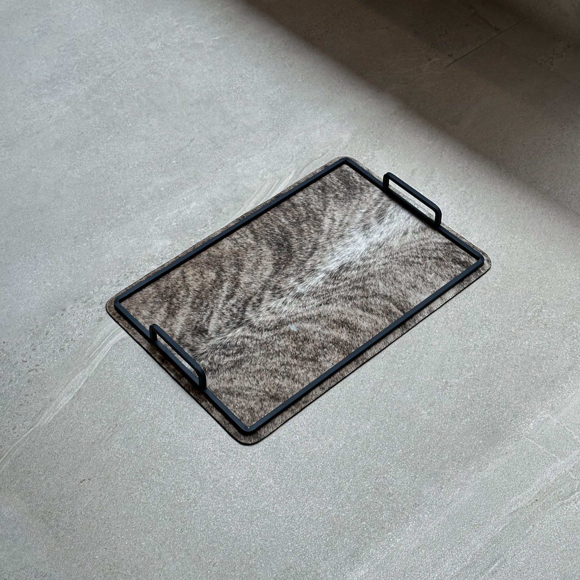 Charola grande de piel con pelo - Café atigrado con lomo blanco