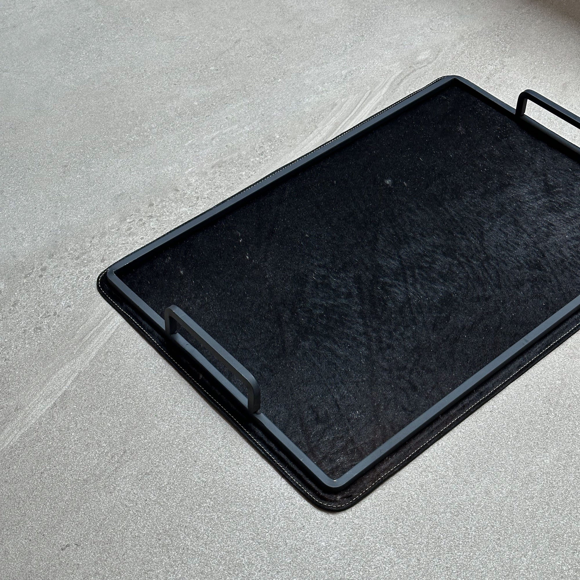 Charola grande de piel con pelo - Negra lisa