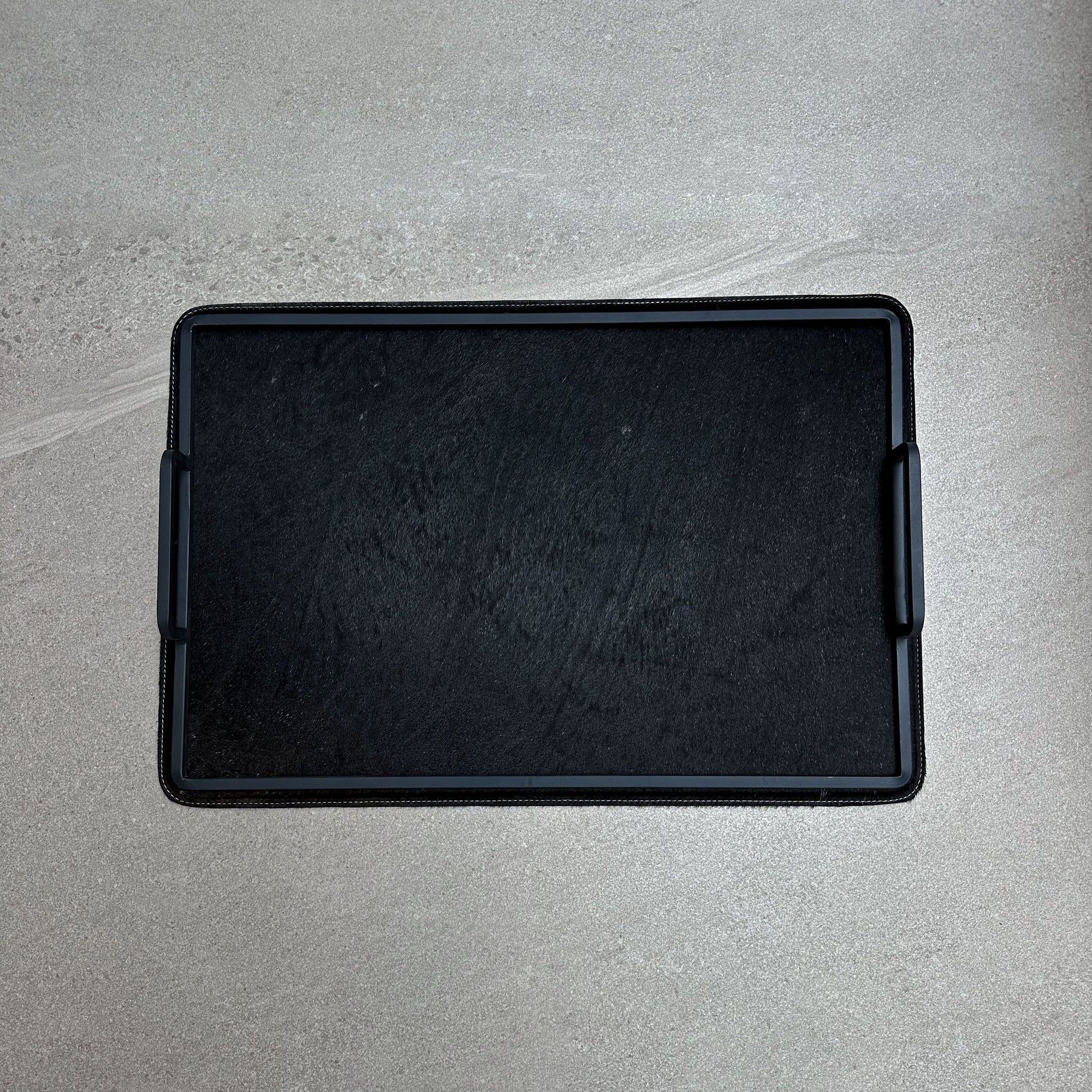 Charola grande de piel con pelo - Negra lisa