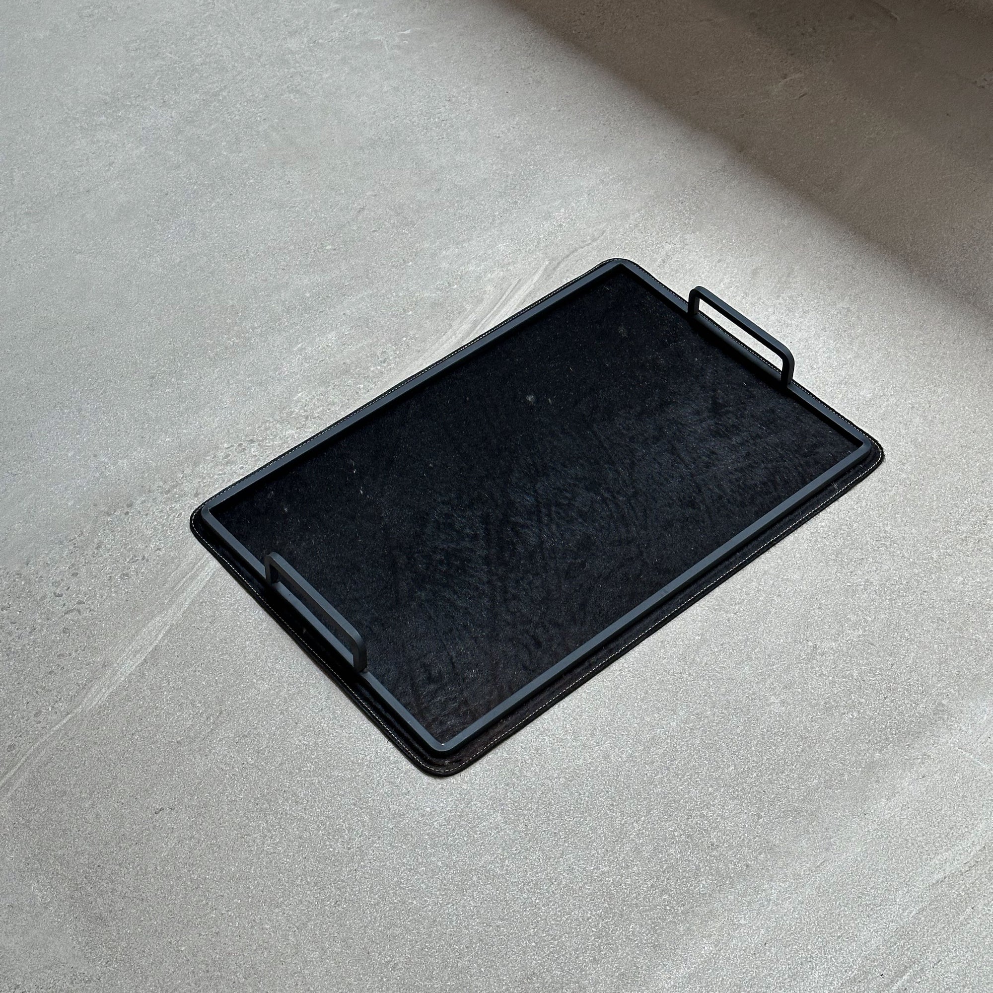 Charola grande de piel con pelo - Negra lisa