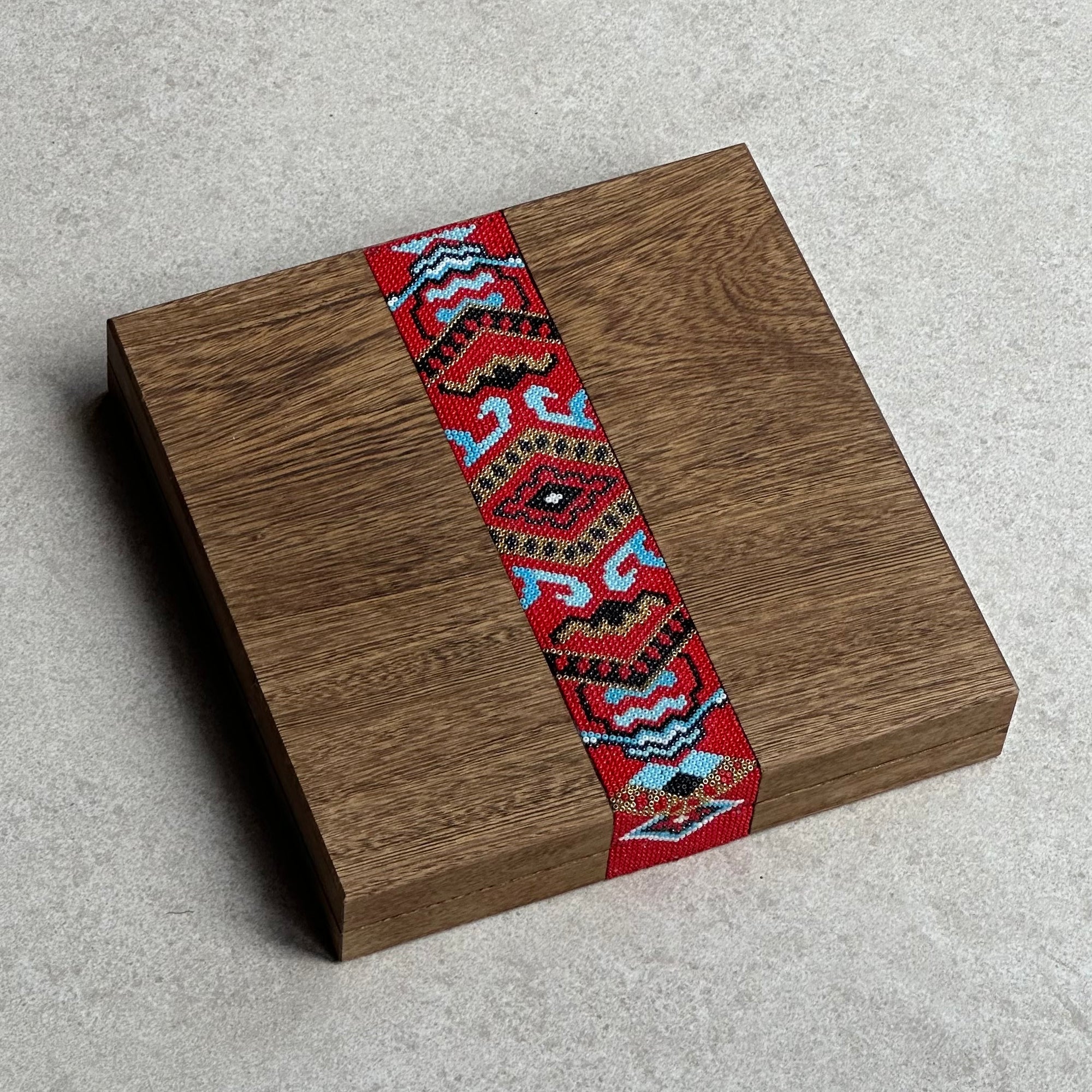 Caja para cápsulas de Nespresso chicas de arte Huichol roja