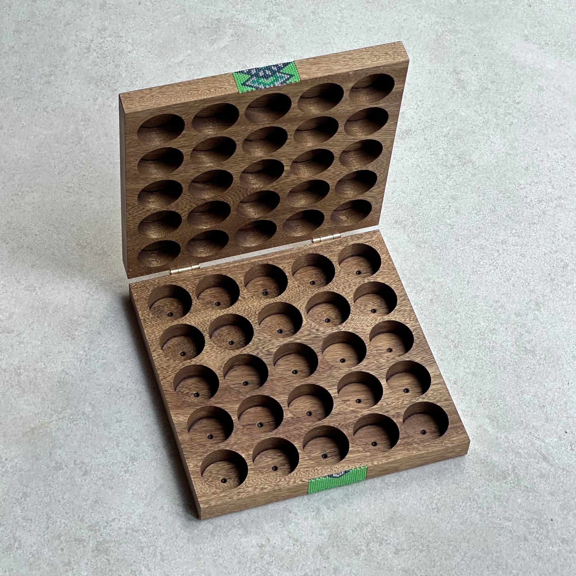 Caja para cápsulas de Nespresso chicas de arte Huichol verde