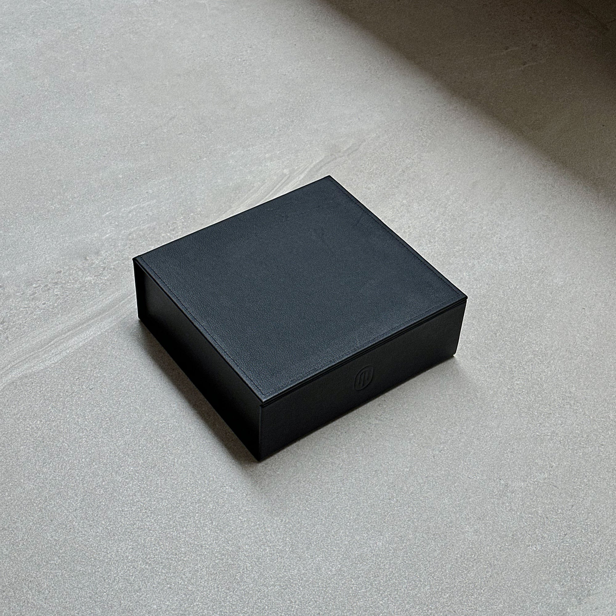 Caja de piel cuadrada - Negra