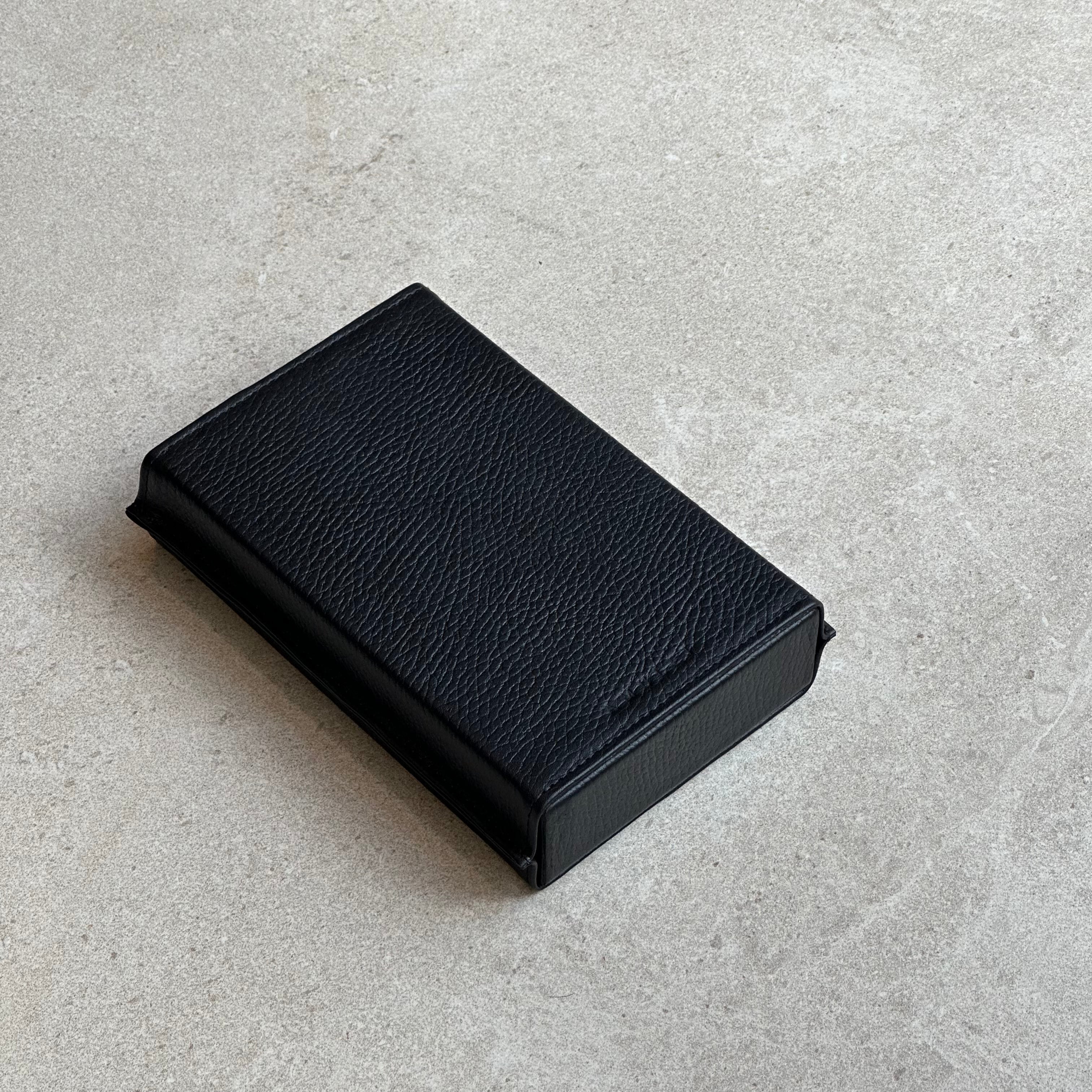 Dominó con funda de piel negra
