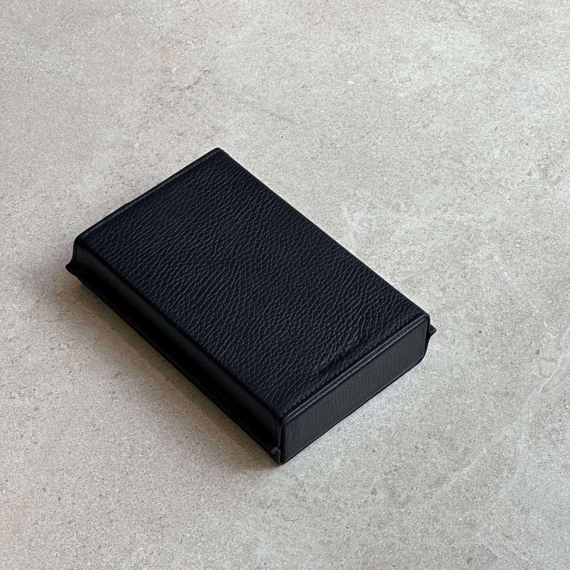 Dominó con funda de piel negra