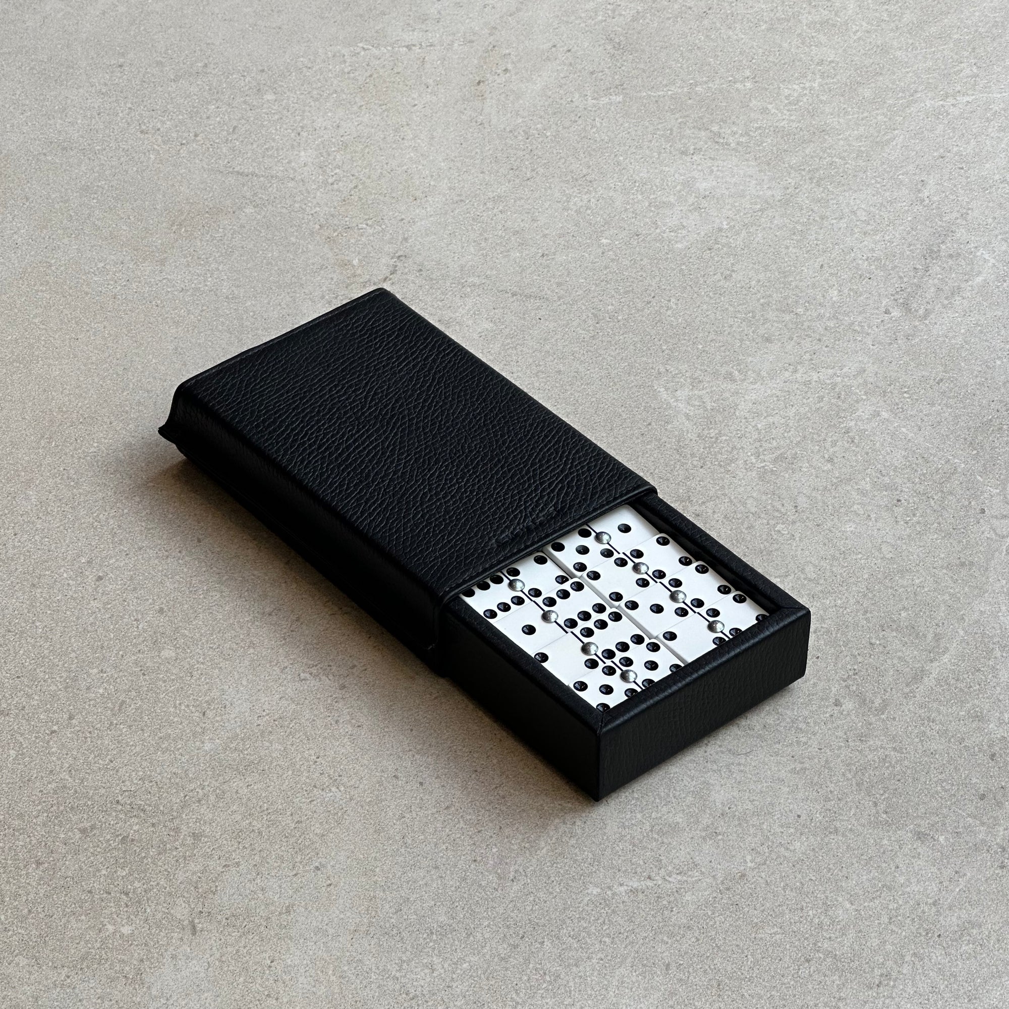 Dominó con funda de piel negra