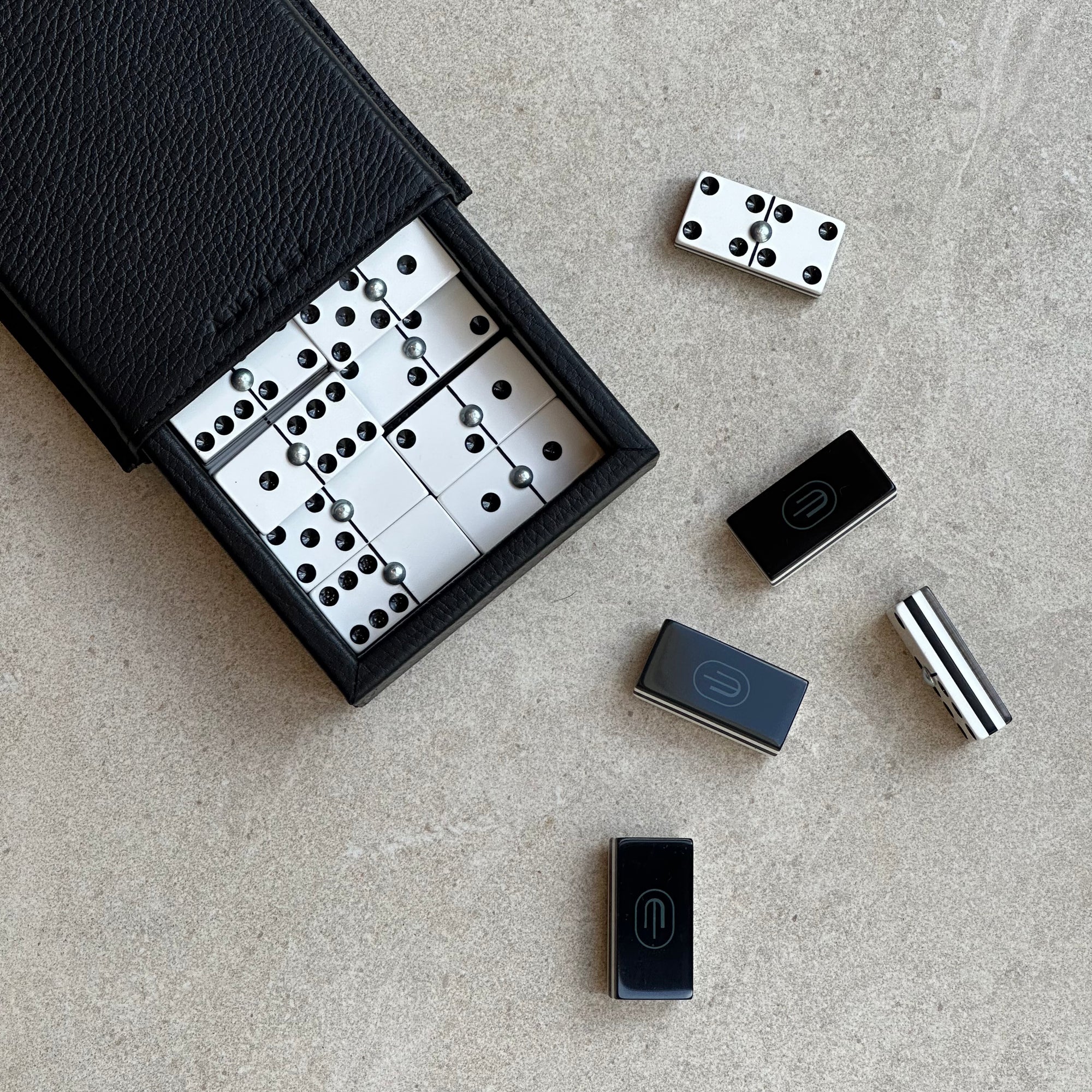 Dominó con funda de piel negra