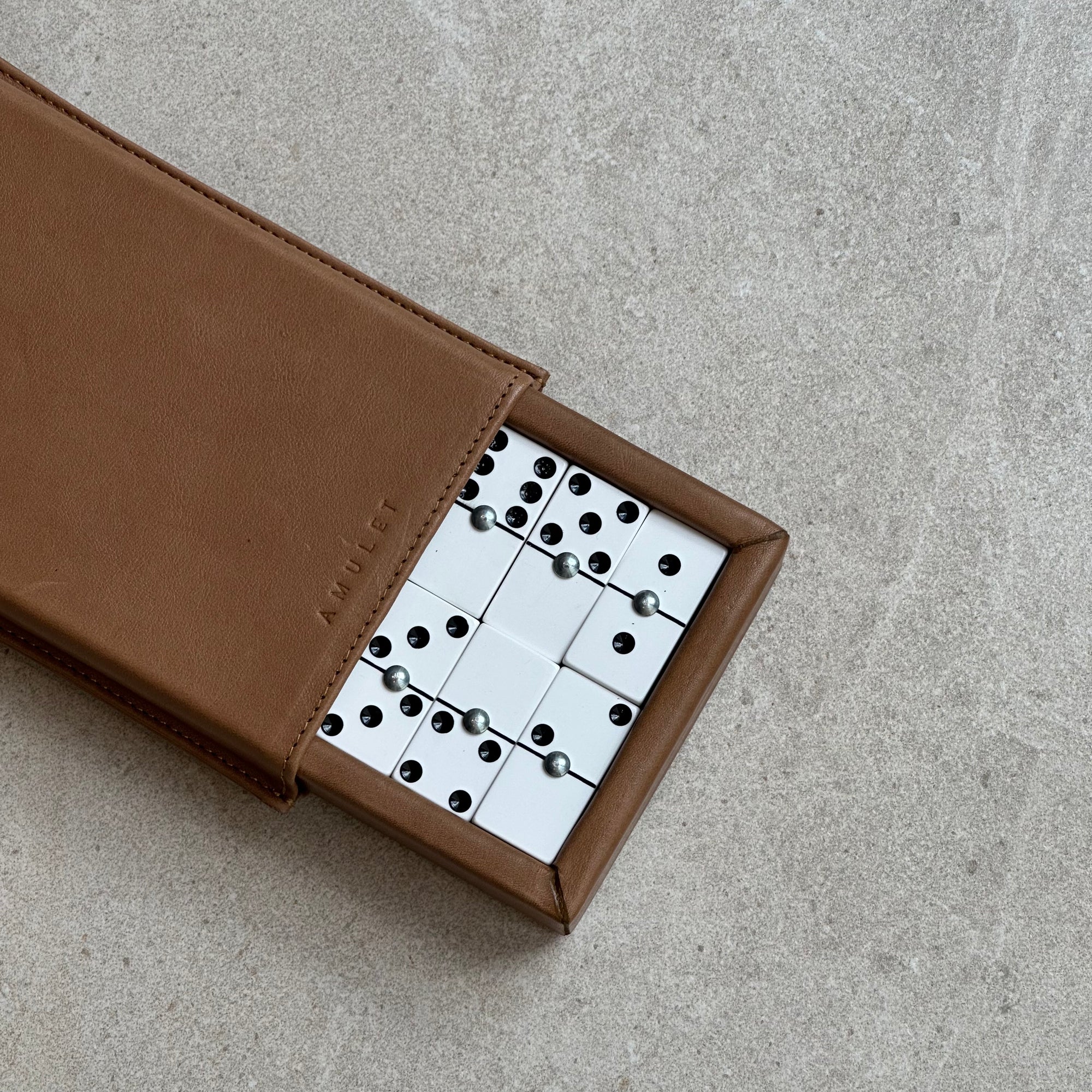 Dominó con funda de piel camel