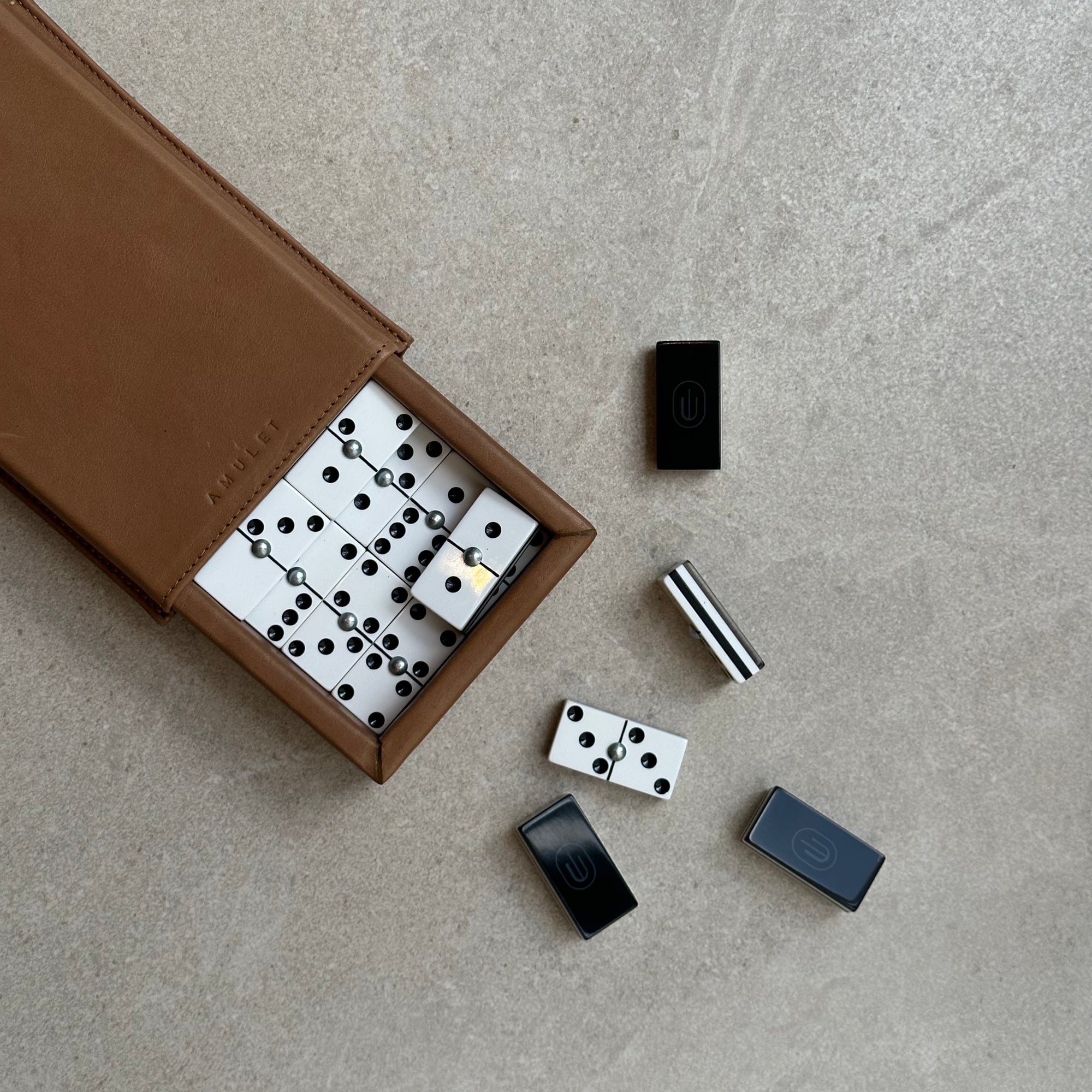 Dominó con funda de piel camel