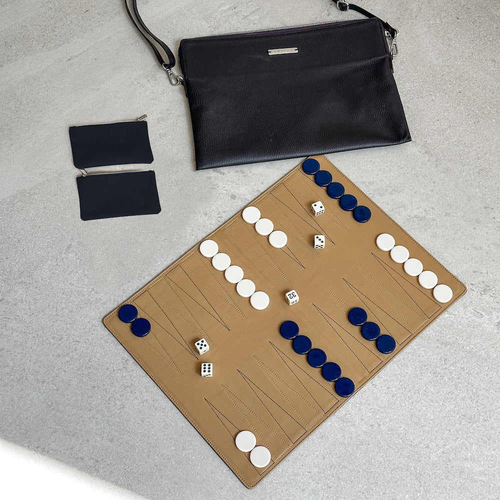 Backgammon de viaje de piel café y amarillo