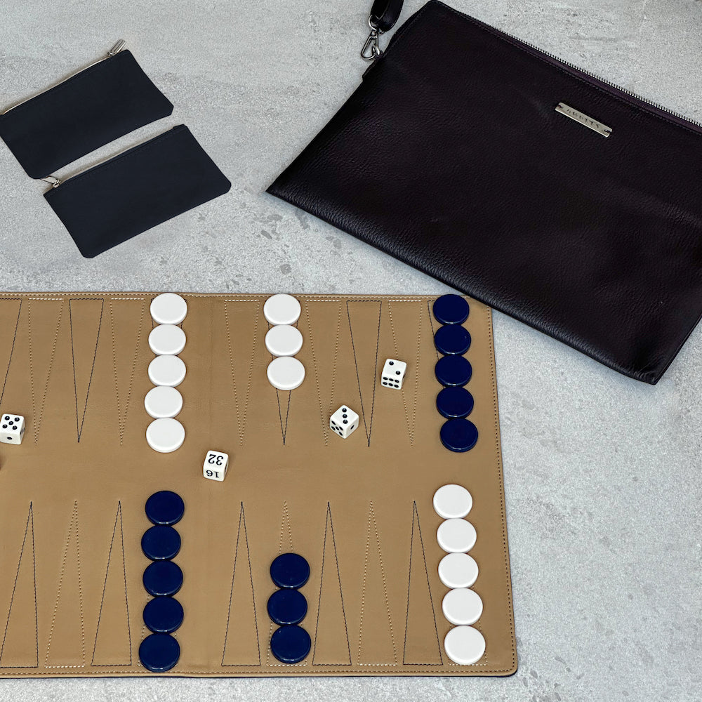 Backgammon de viaje de piel café y amarillo