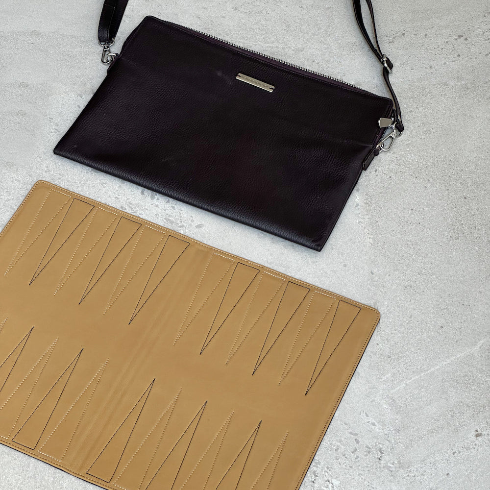 Backgammon de viaje de piel café y amarillo