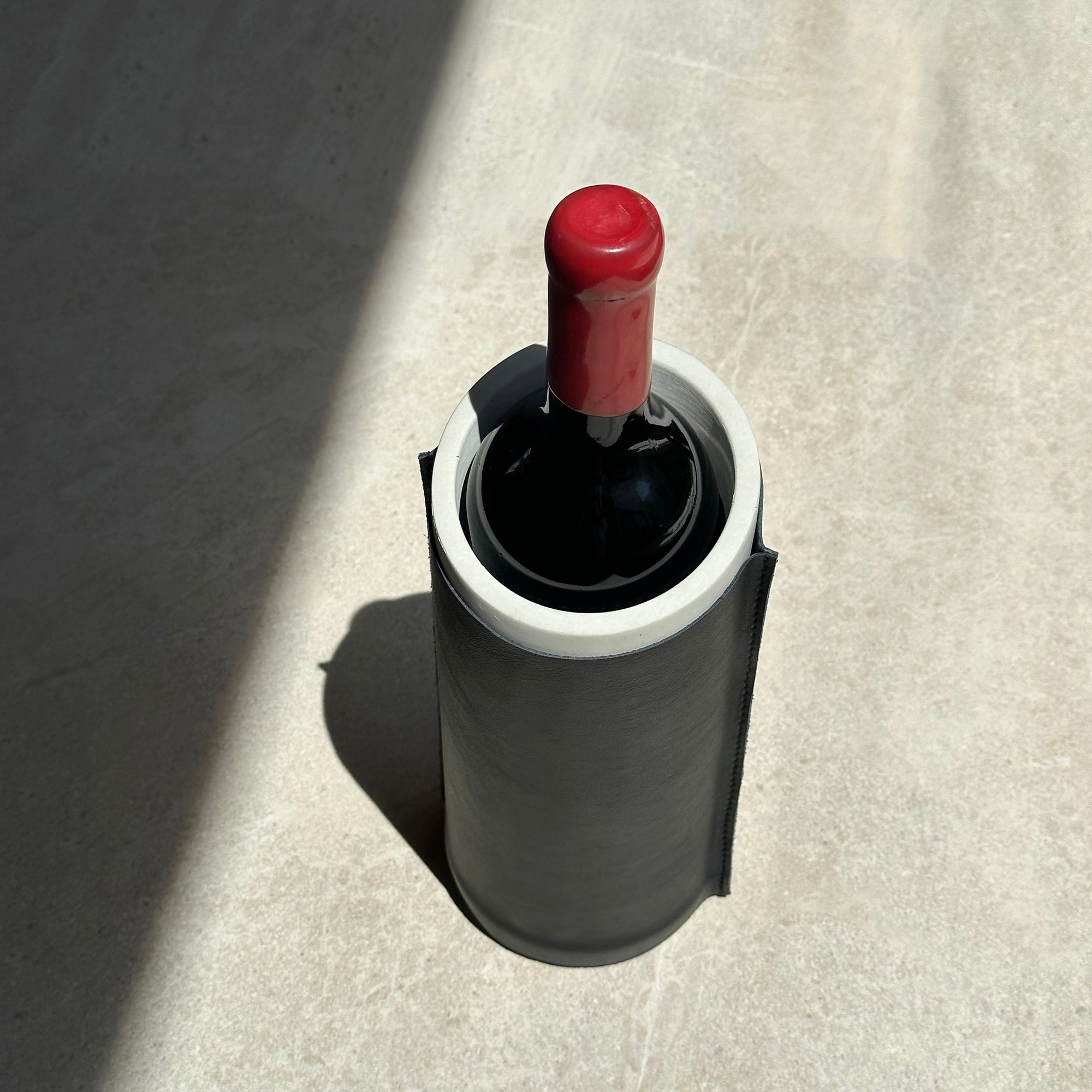 Wine cooler de concreto redondo con piel negra