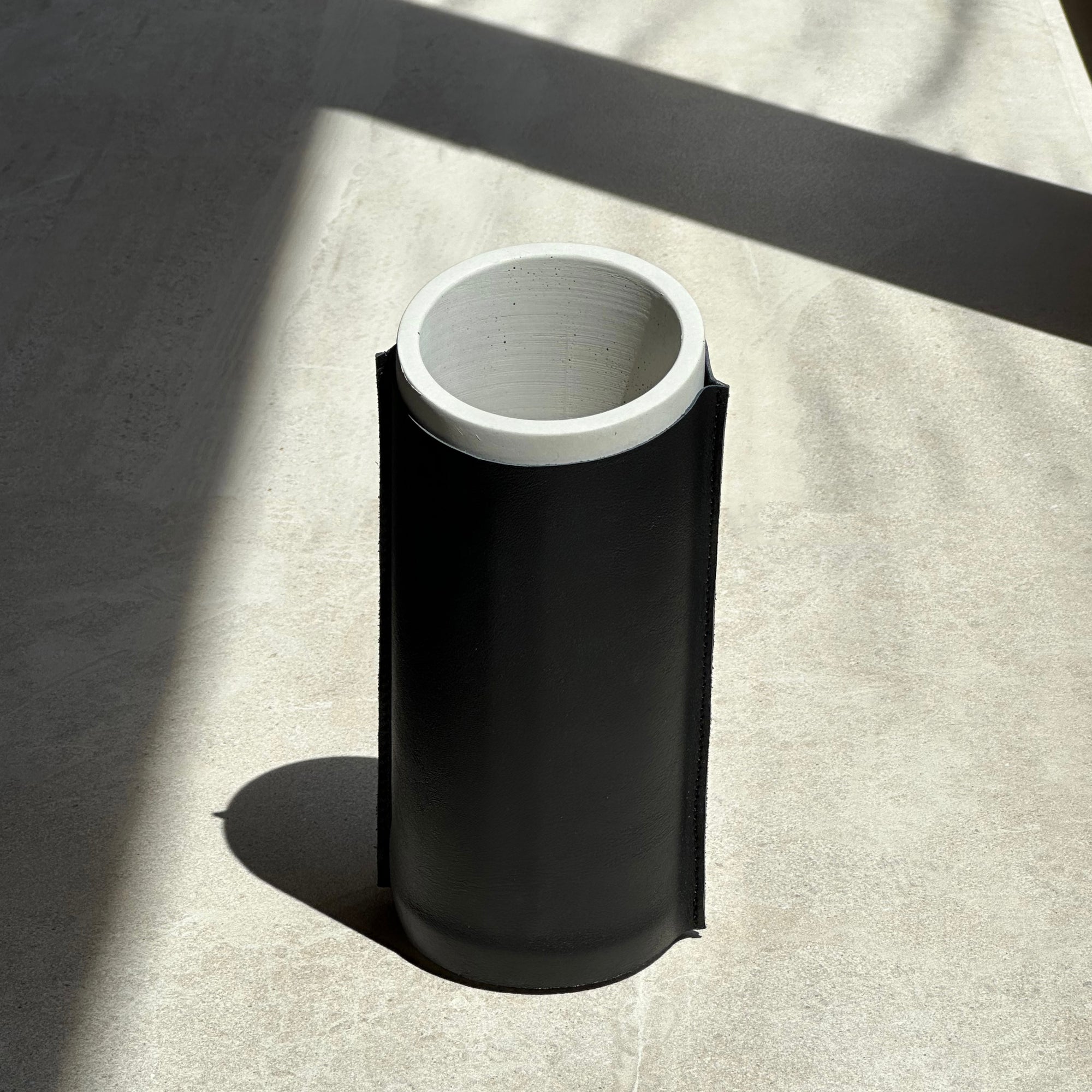 Wine cooler de concreto redondo con piel negra