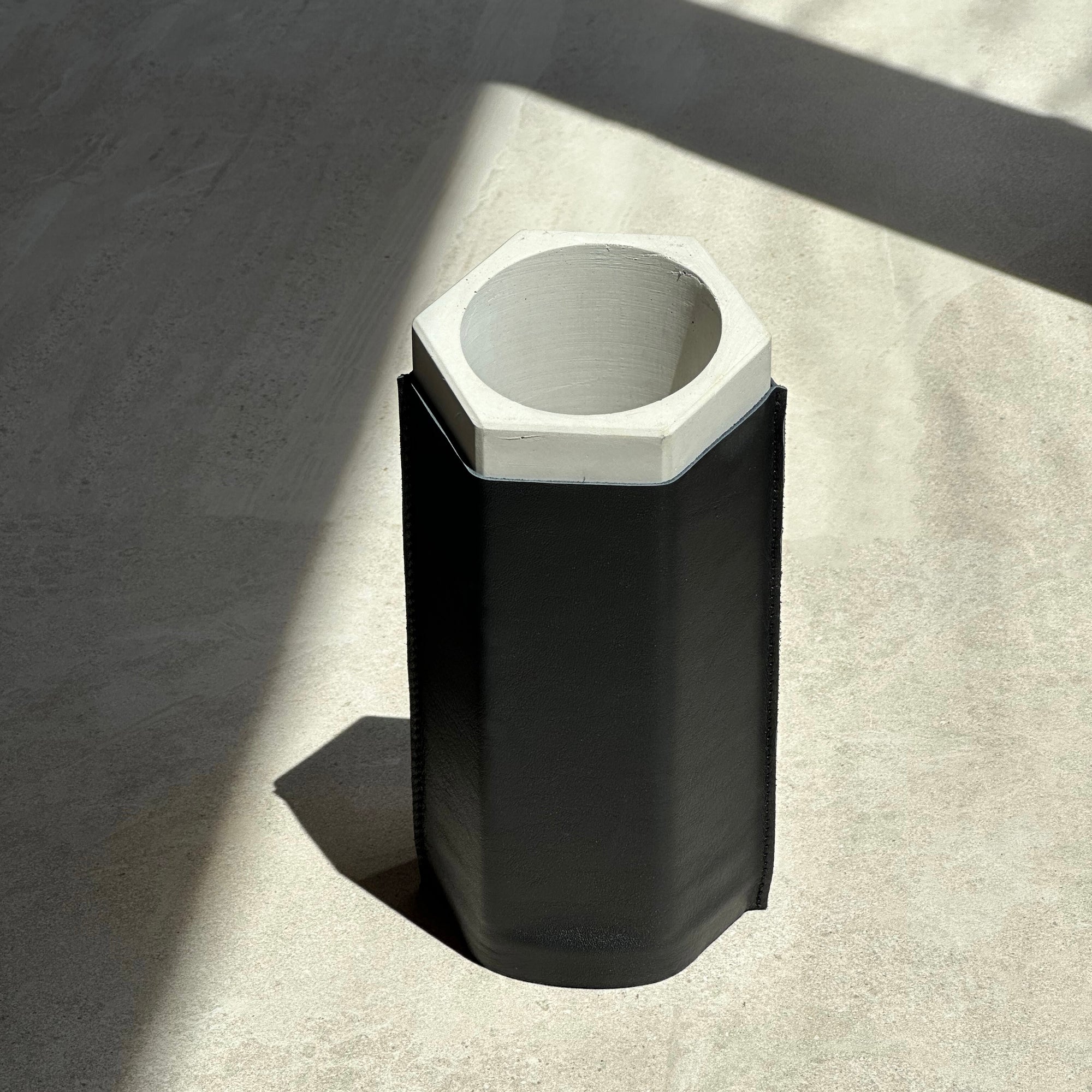 Wine cooler de concreto hexagonal con piel negra