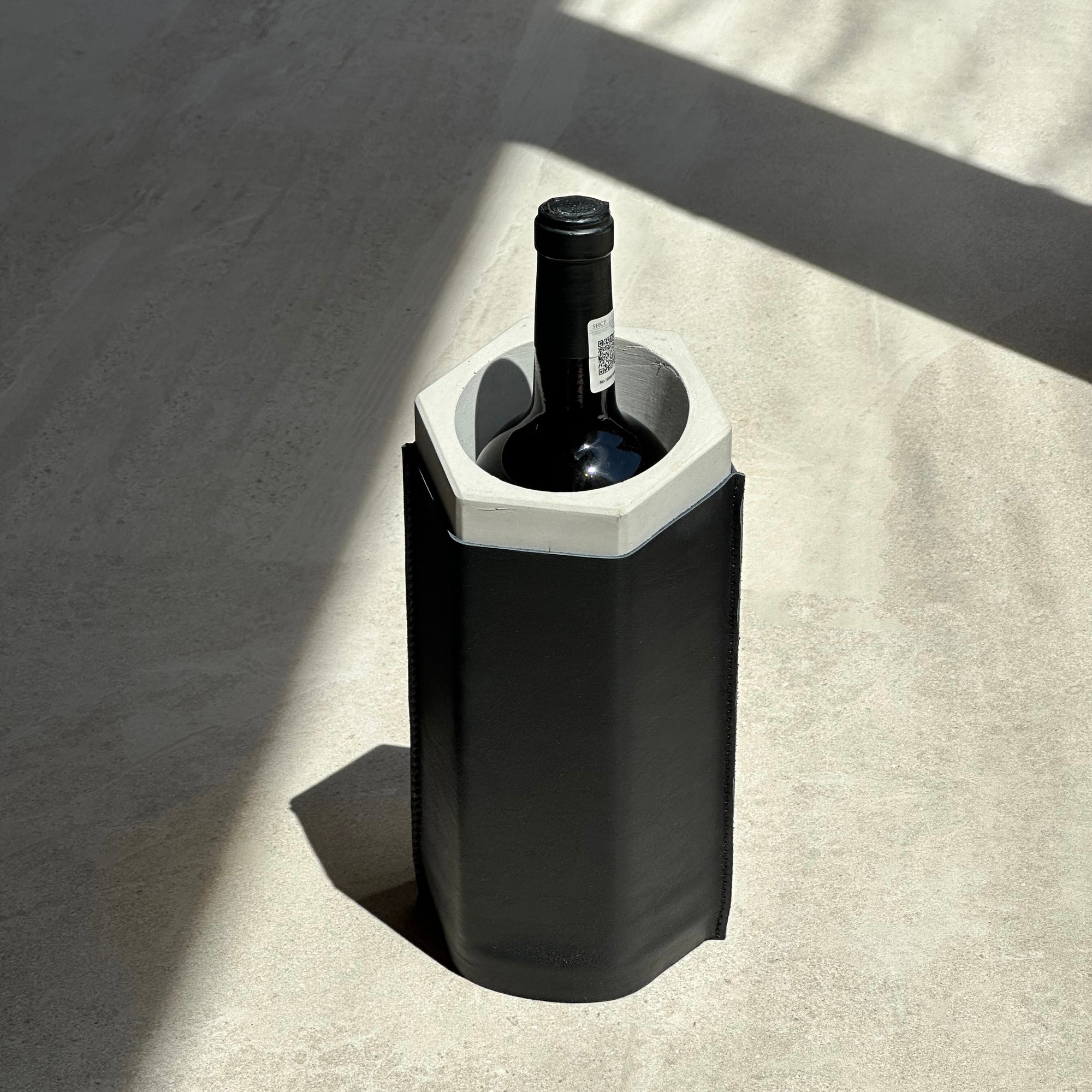 Wine cooler de concreto hexagonal con piel negra