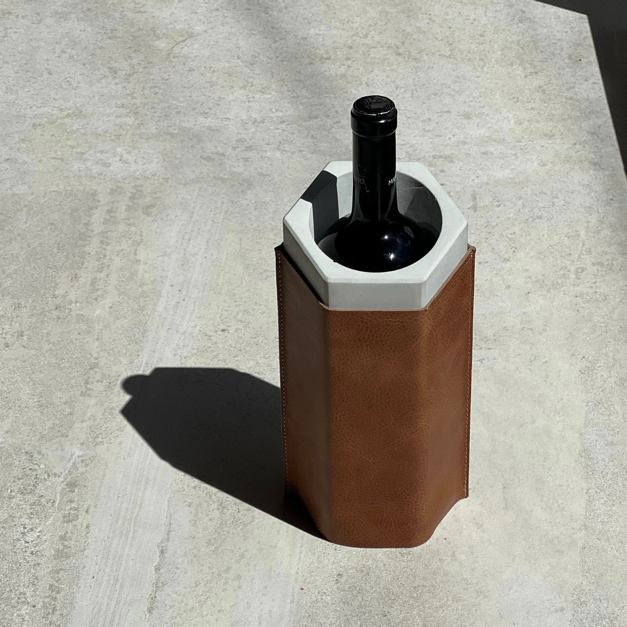 Wine cooler de concreto hexagonal con piel café claro