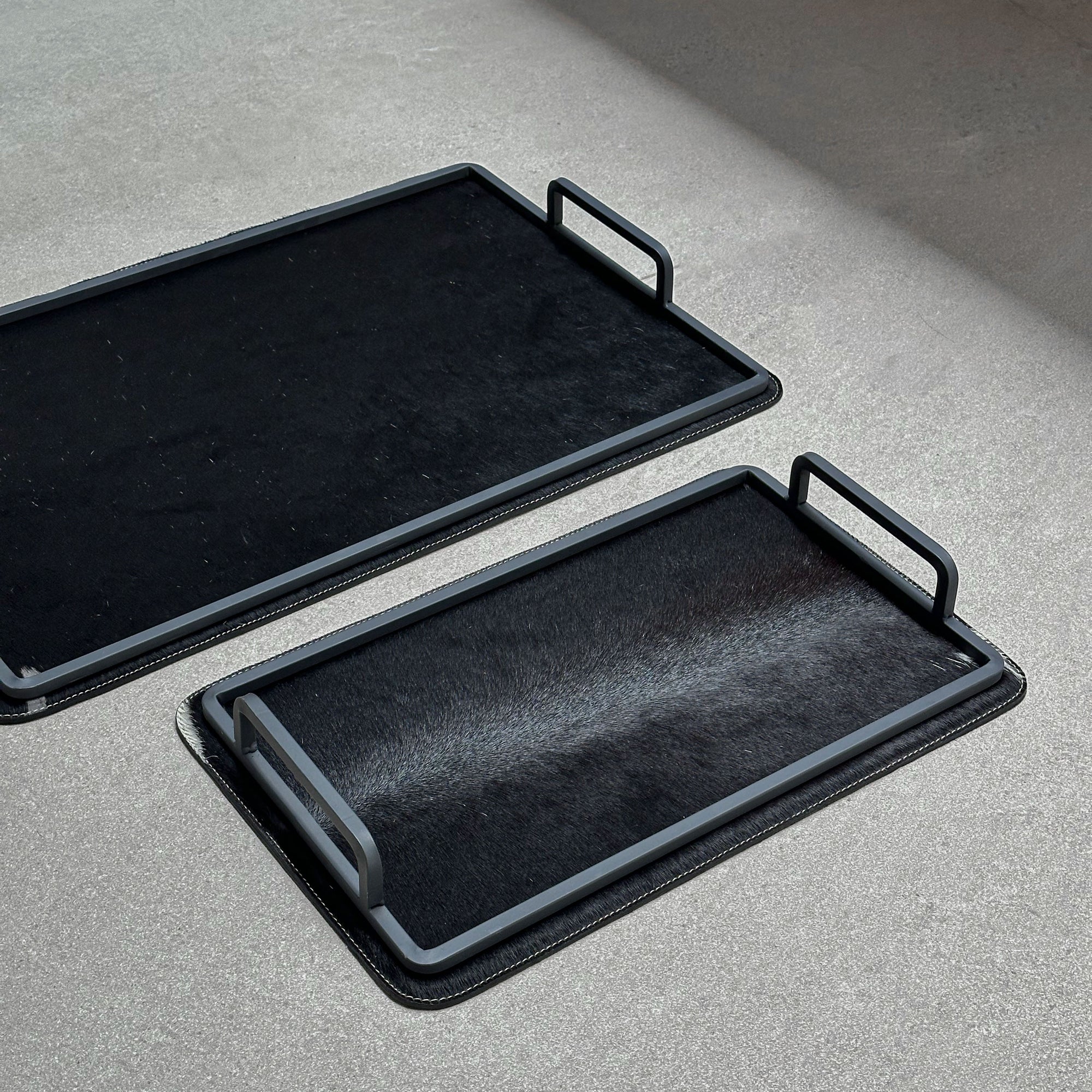 Set charolas con piel de pelo - Negra con mancha blanca