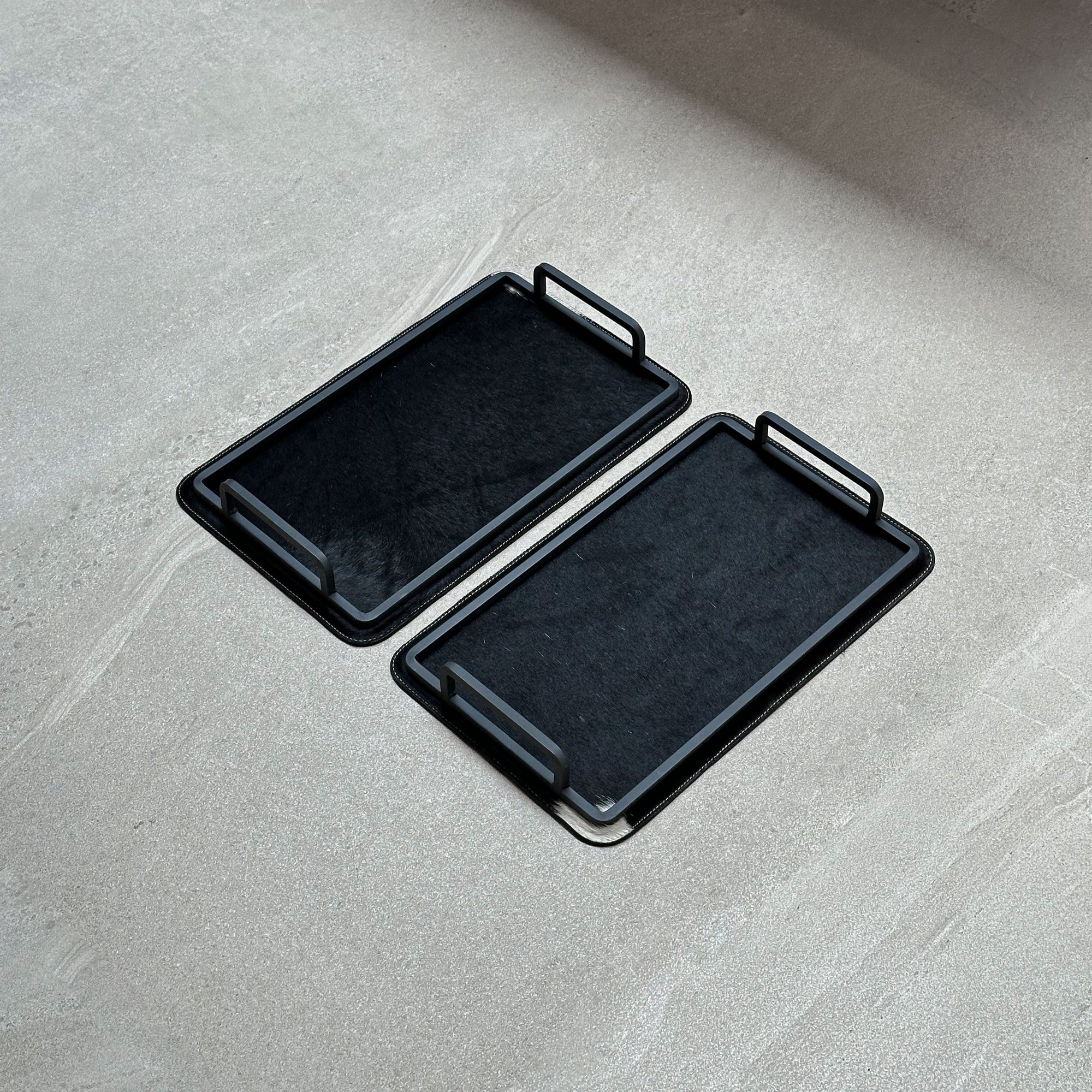 Set de dos charolas chicas - Negras con una mancha blanca en la esquina