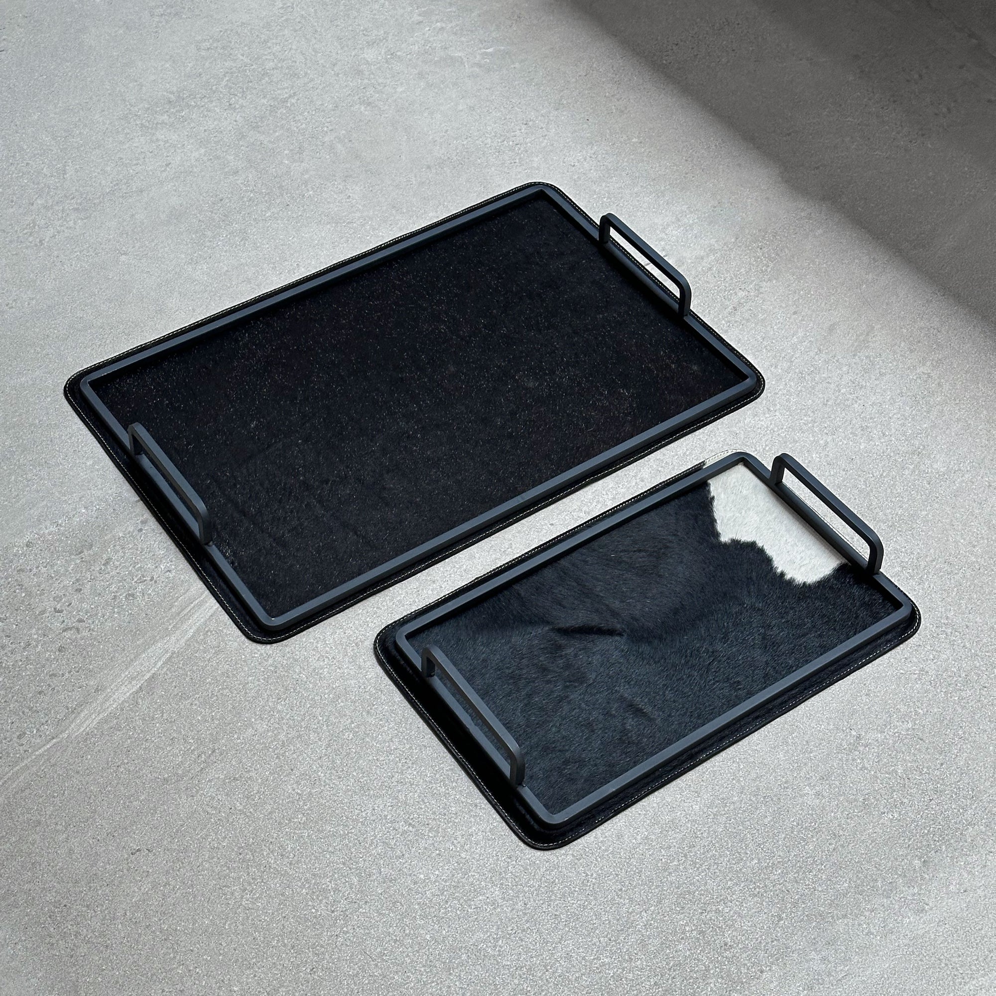 Set charolas piel con pelo - Negra con mancha blanca en charola chica