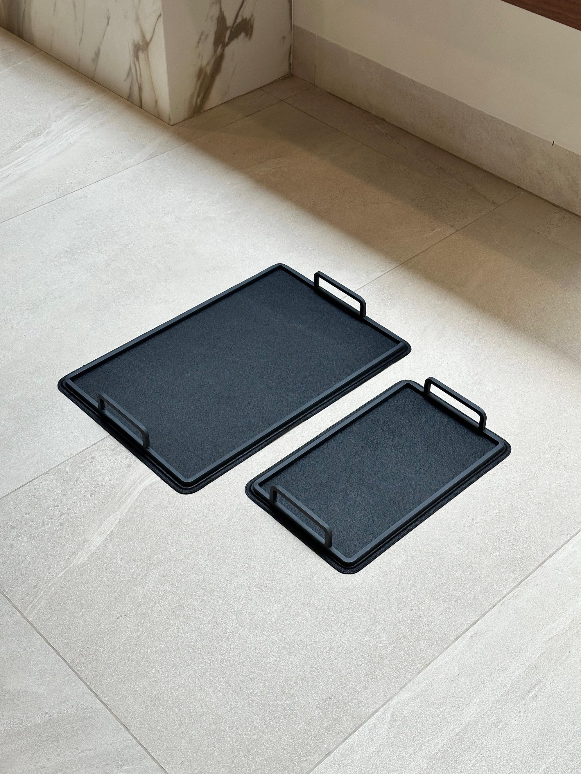 Charola de piel lisa chica - Negro