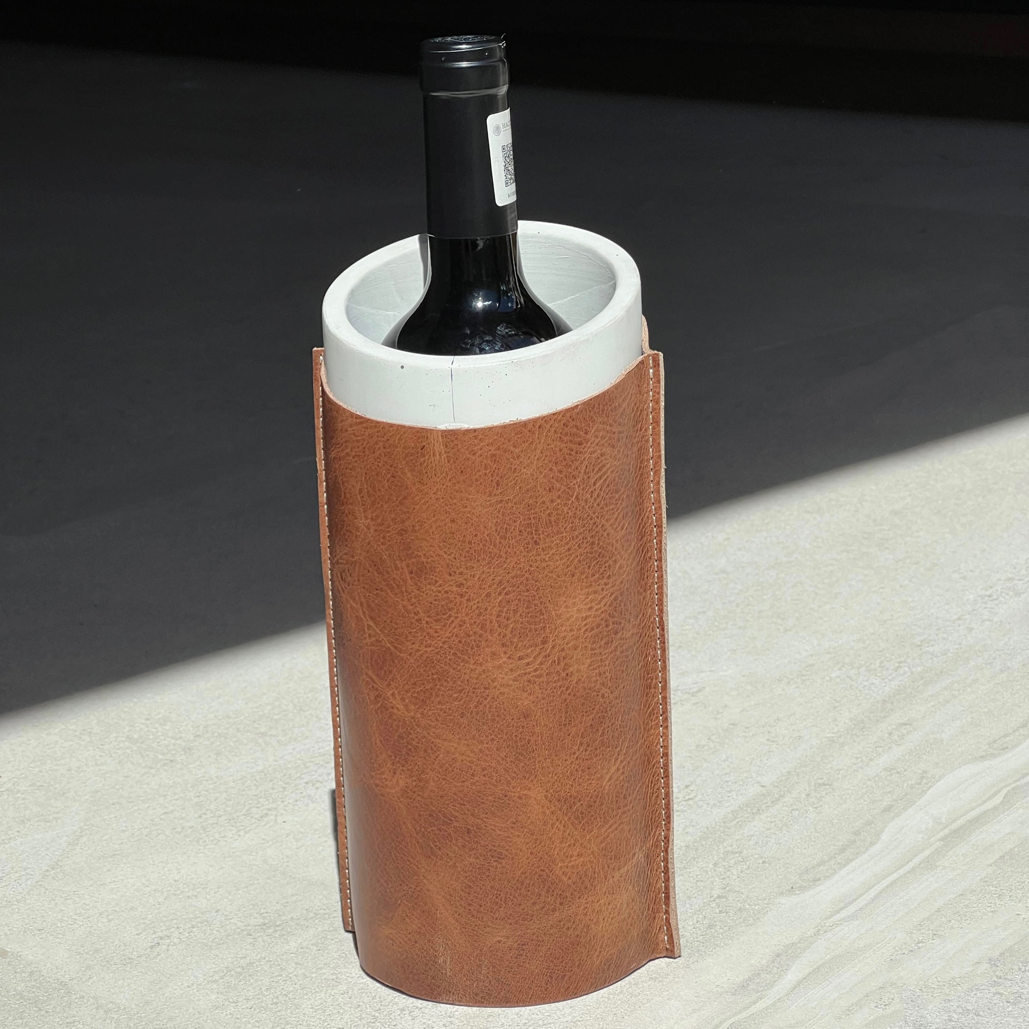 Wine cooler de concreto redondo con piel café claro