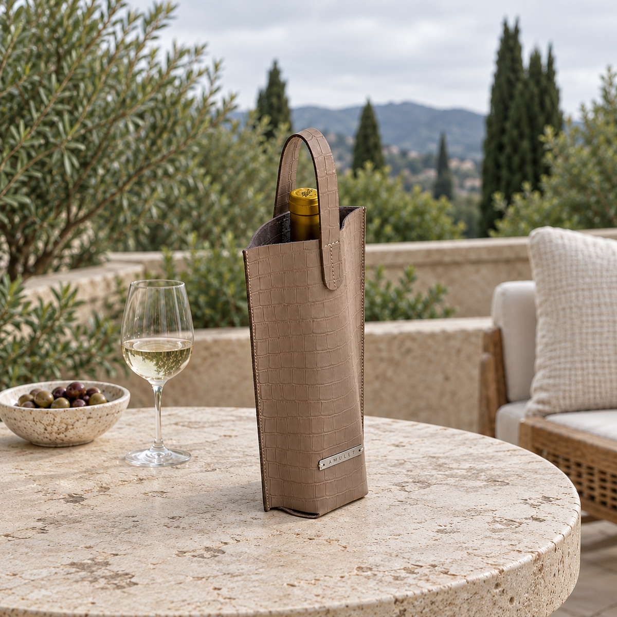 Wine bag de piel beige croco – fotografía lifestyle