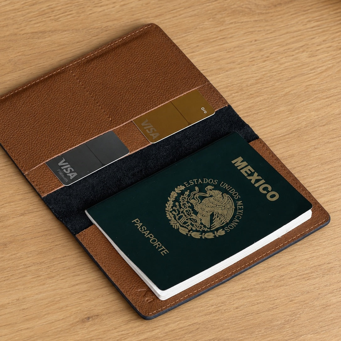 Portapasaporte individual - Azul marino con camel – portada lifestyle