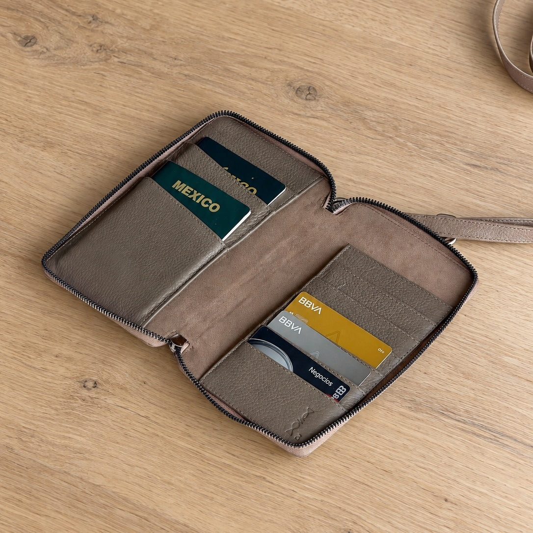 Portapasaporte familiar - Beige con greige – portada lifestyle