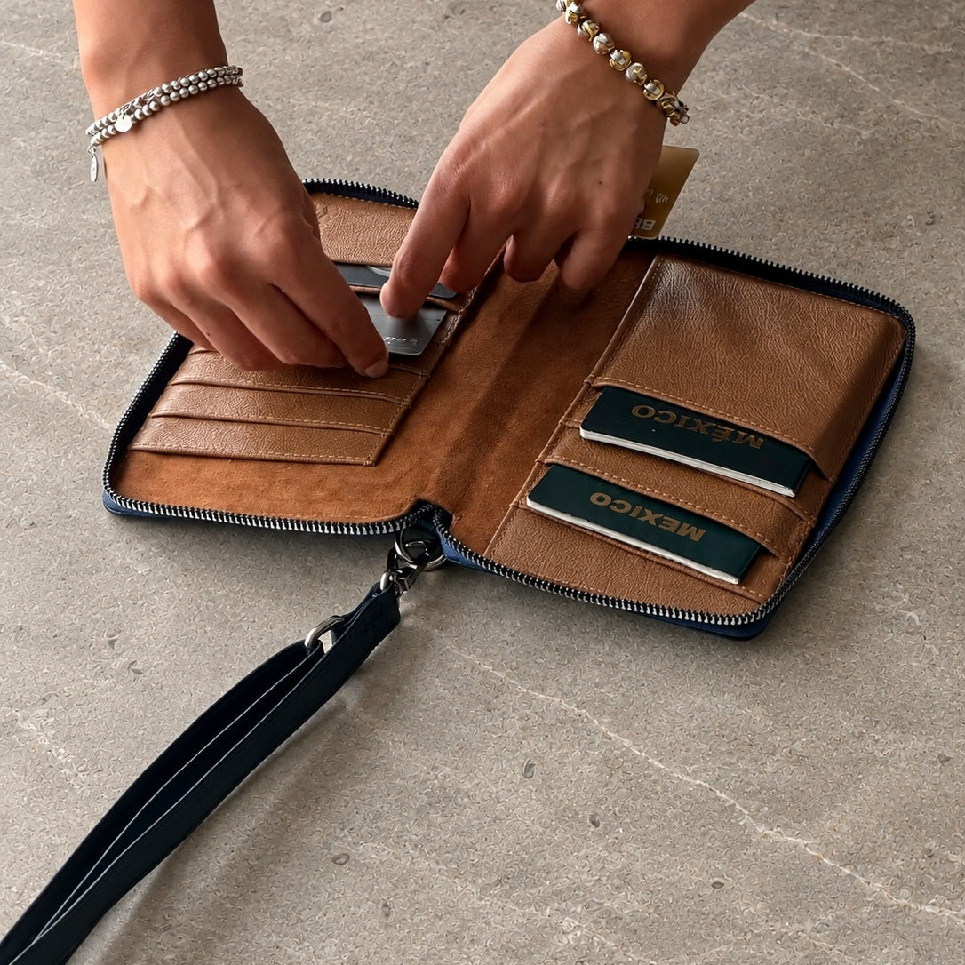 Portapasaporte familiar - Azul marino con camel – portada lifestyle