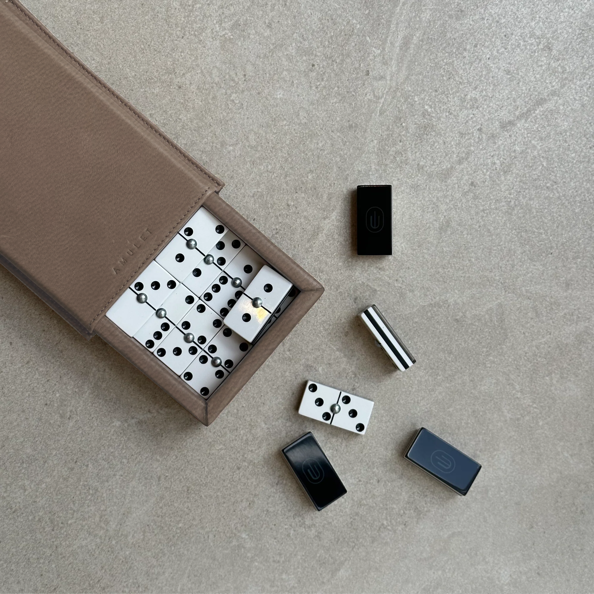 Dominó con funda de piel beige