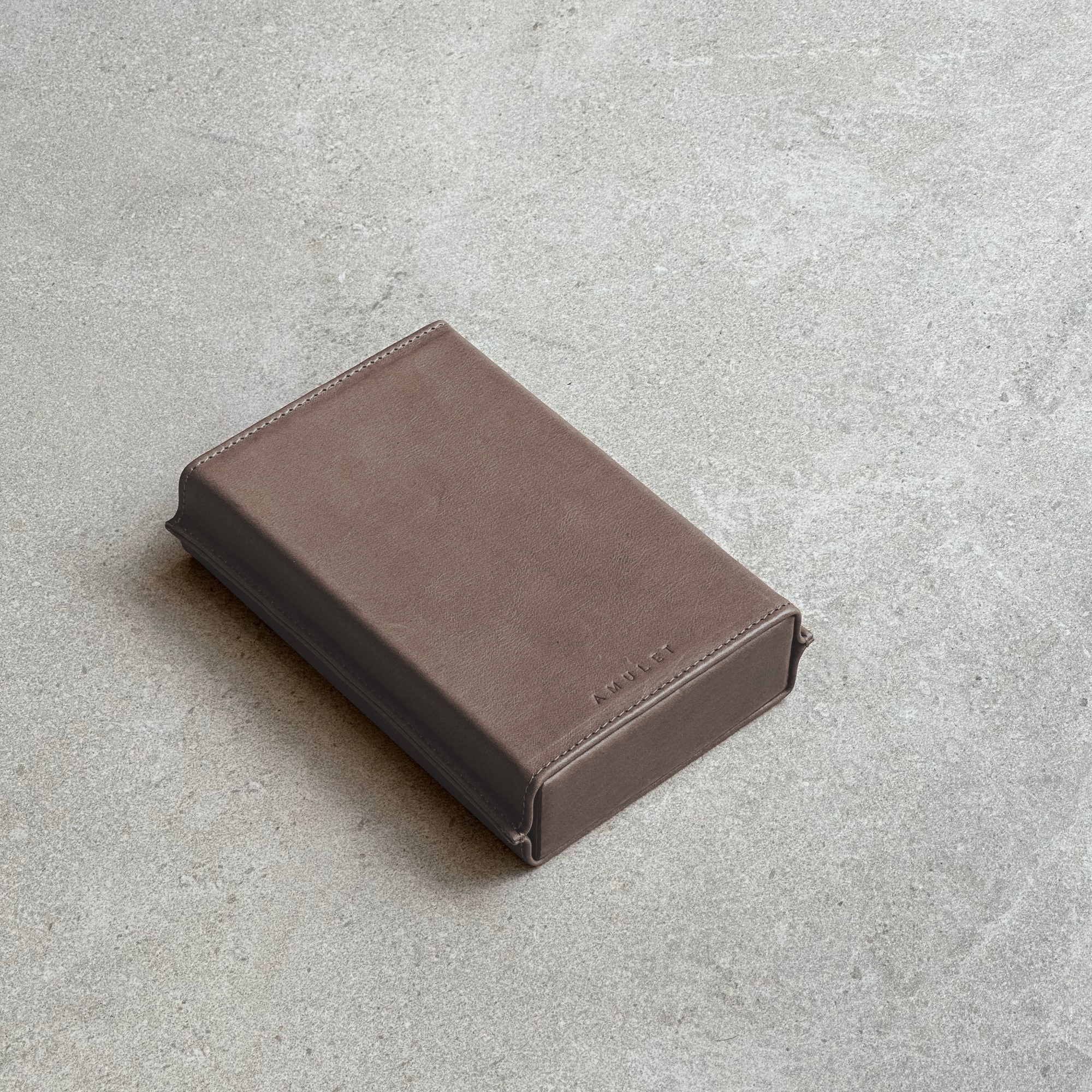 Dominó con funda de piel beige