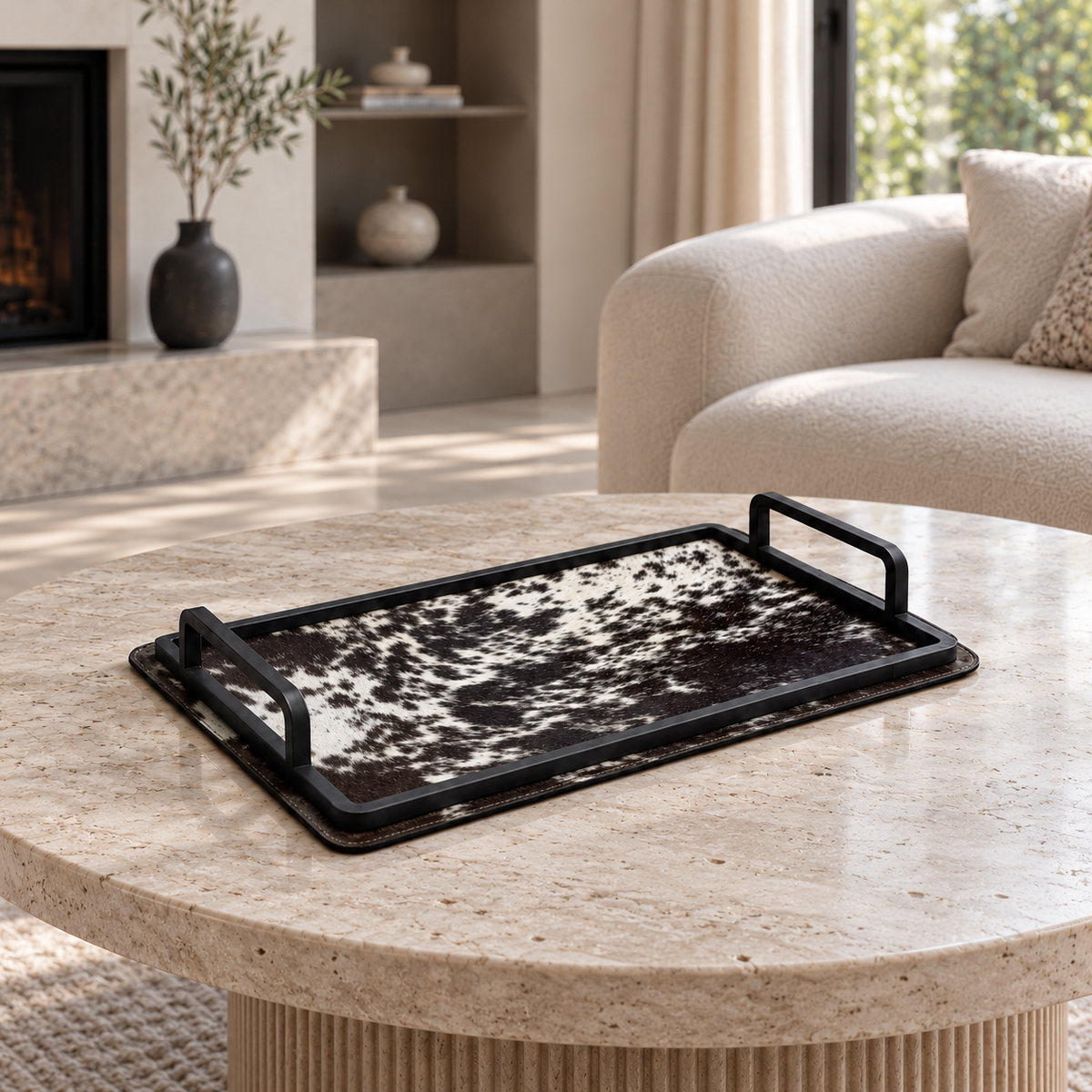 Charola cowhide chica 448 ambientada en interior, Amulet