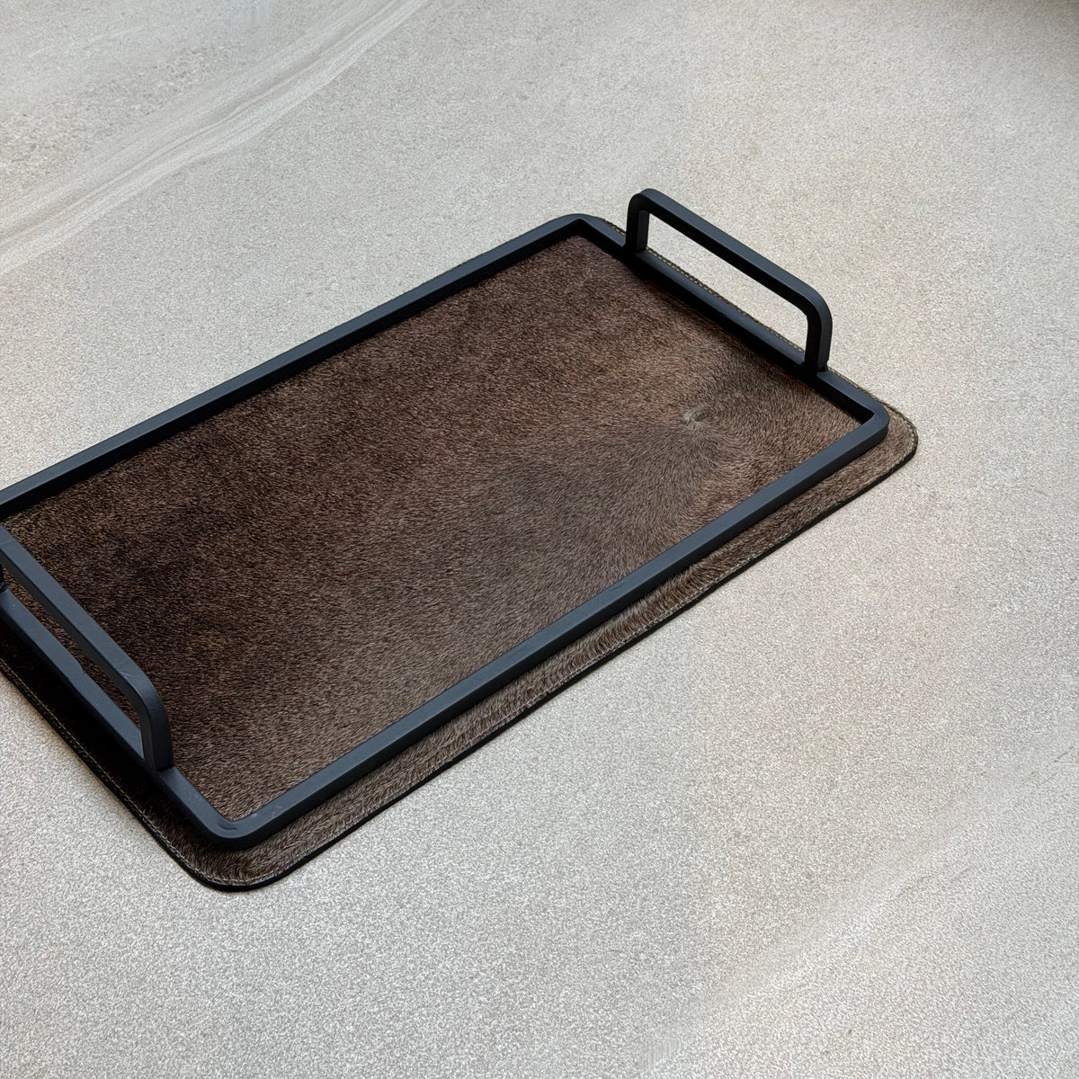 Charola cowhide chica 458 de Amulet, vista cerca