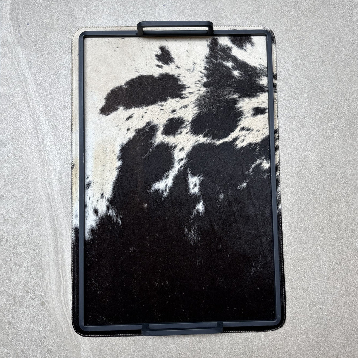 Charola cowhide grande - 327, vista superior. Piel natural con pelo y herrería negra.