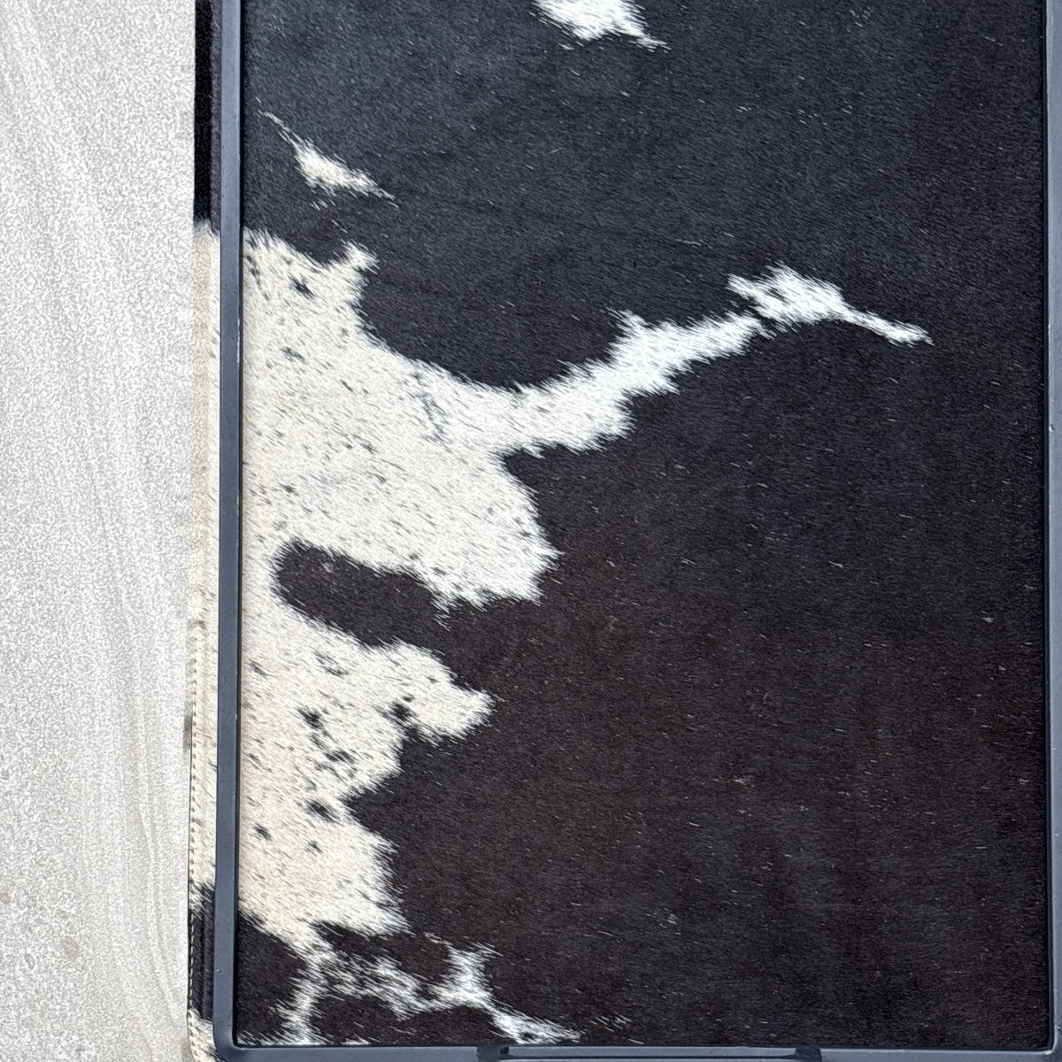 Charola cowhide grande - 328, vista superior 2. Piel natural con pelo y herrería negra.