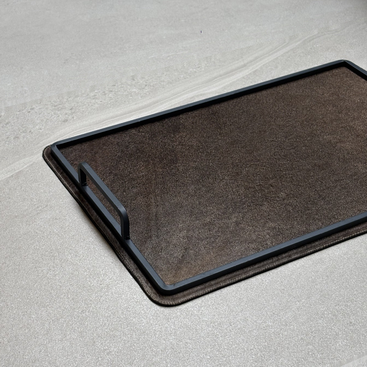 Charola cowhide grande - 329, vista cerca. Piel natural con pelo y herrería negra.