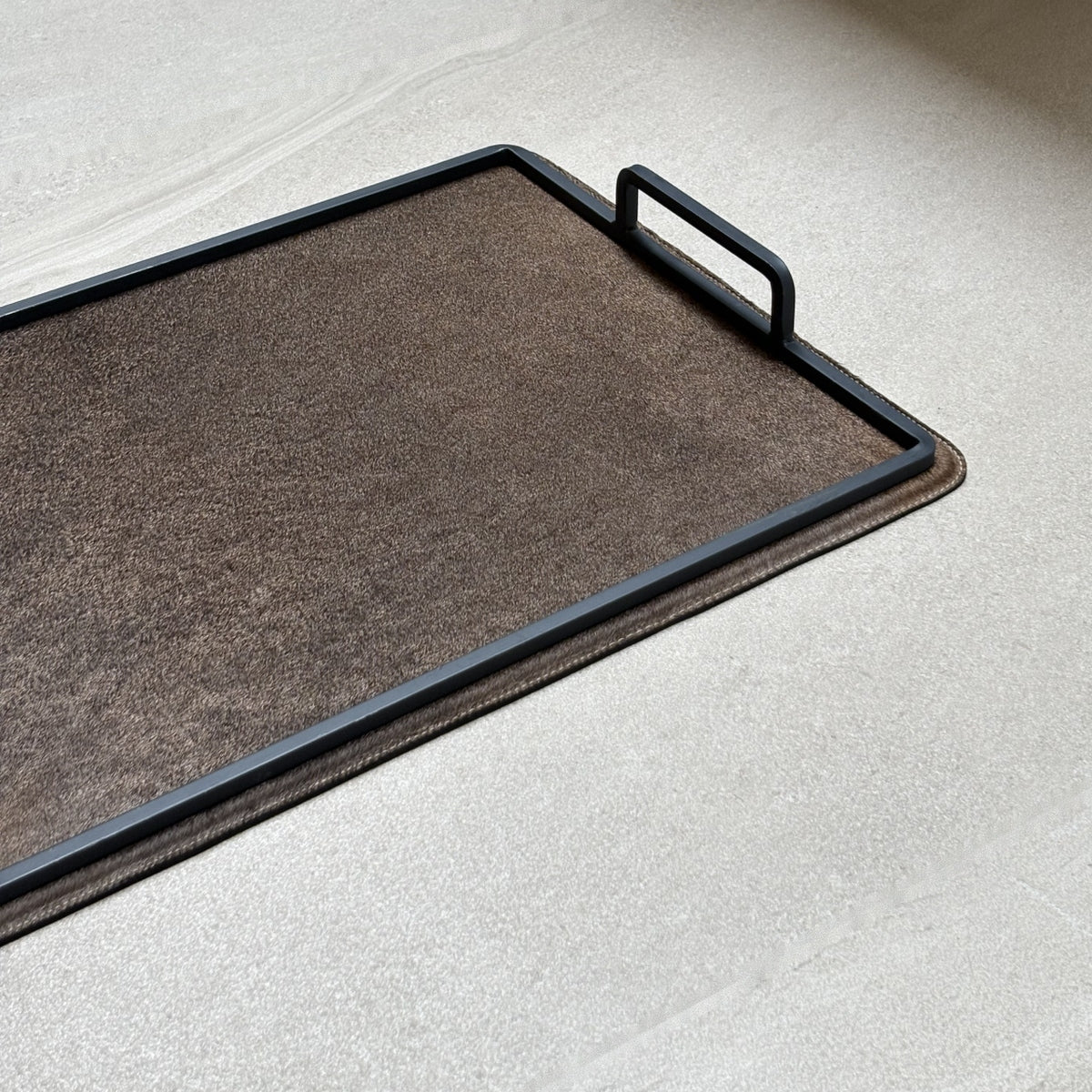 Charola cowhide grande - 329, vista cerca 2. Piel natural con pelo y herrería negra.