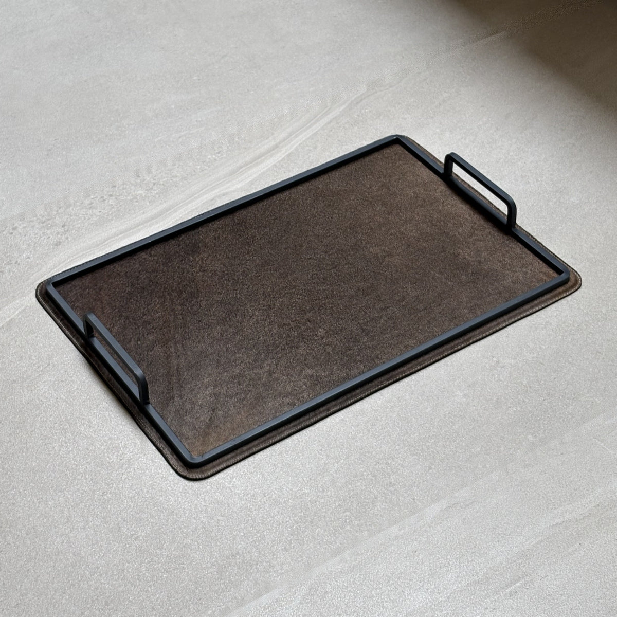 Charola cowhide grande - 329, vista lejos. Piel natural con pelo y herrería negra.