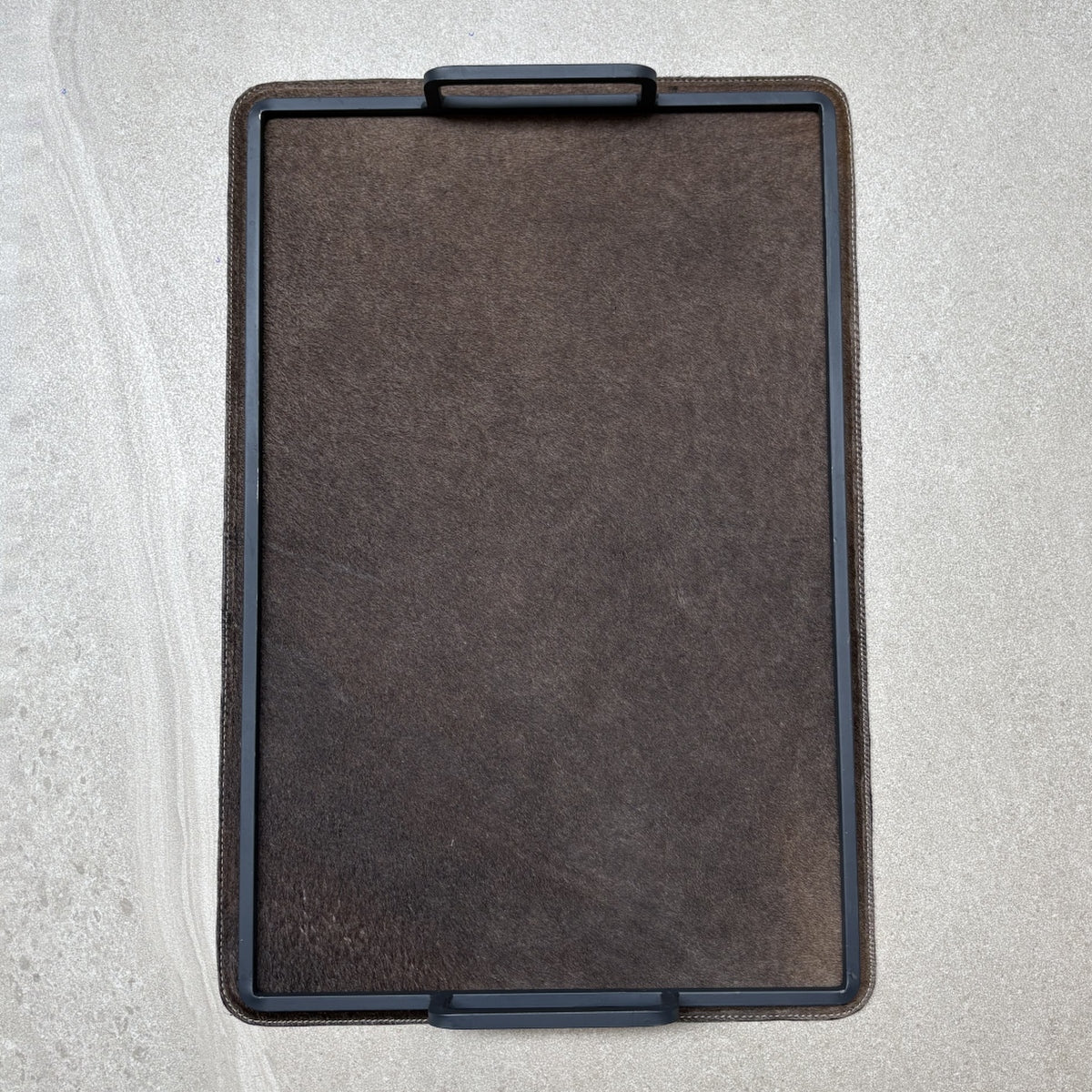 Charola cowhide grande - 329, vista superior. Piel natural con pelo y herrería negra.
