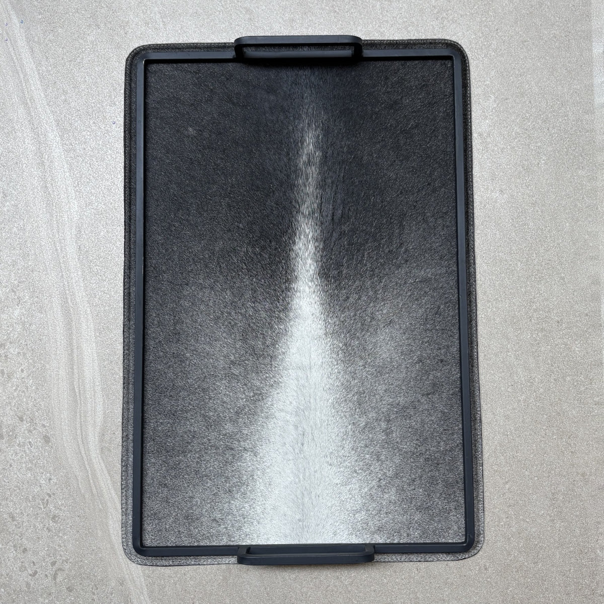 Charola cowhide grande - 334, vista superior. Piel natural con pelo y herrería negra.