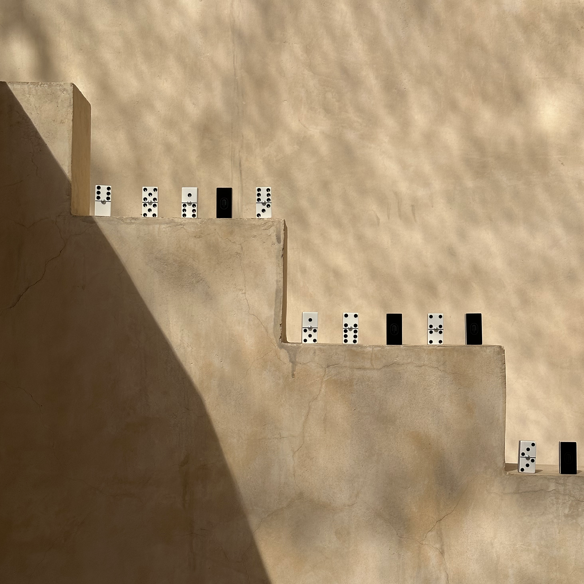 Dominó con funda de piel negra