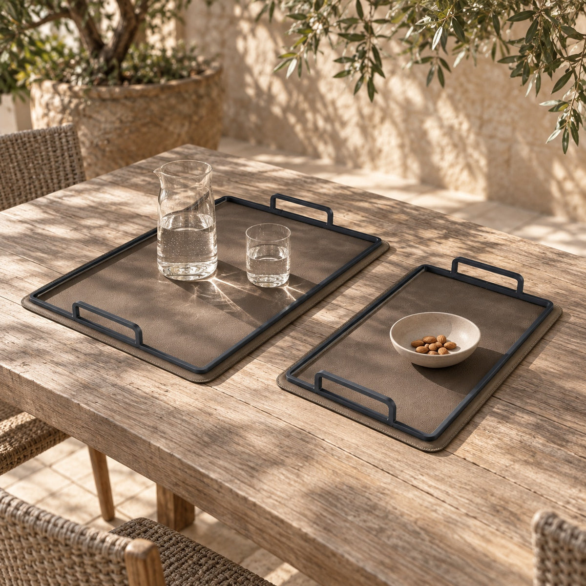 Set de charolas greige en ambiente decorado