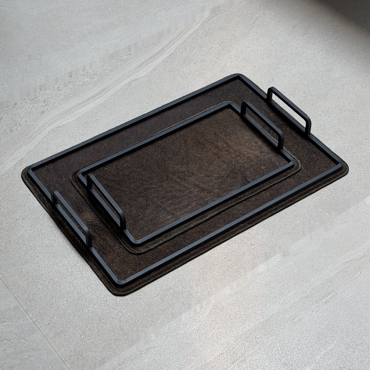 Set de charolas cowhide - 301, vista lejos. Piel natural café oscuro y herrería negra.