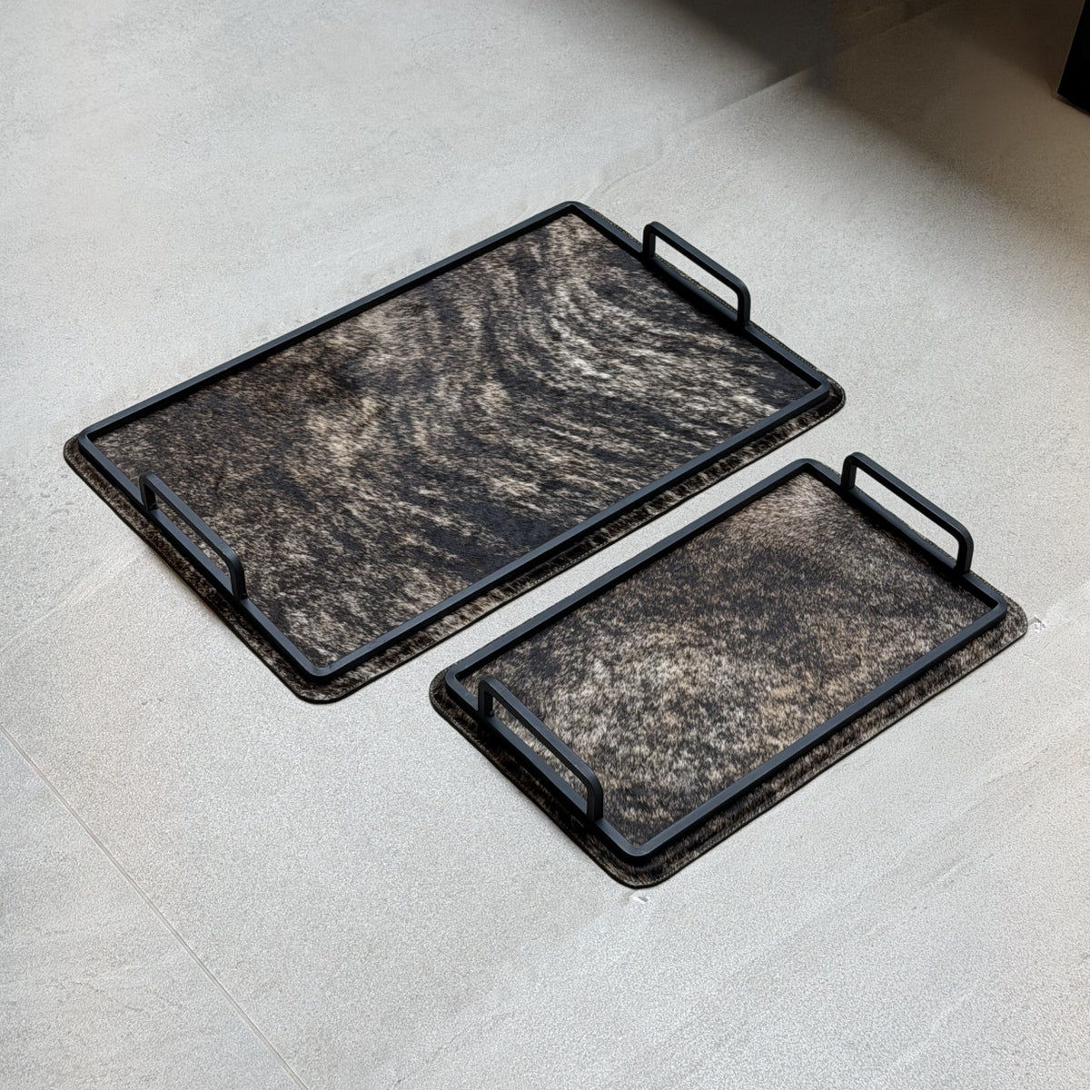 Set de charolas cowhide - 307, vista lejos. Piel natural café jaspeado y herrería negra.