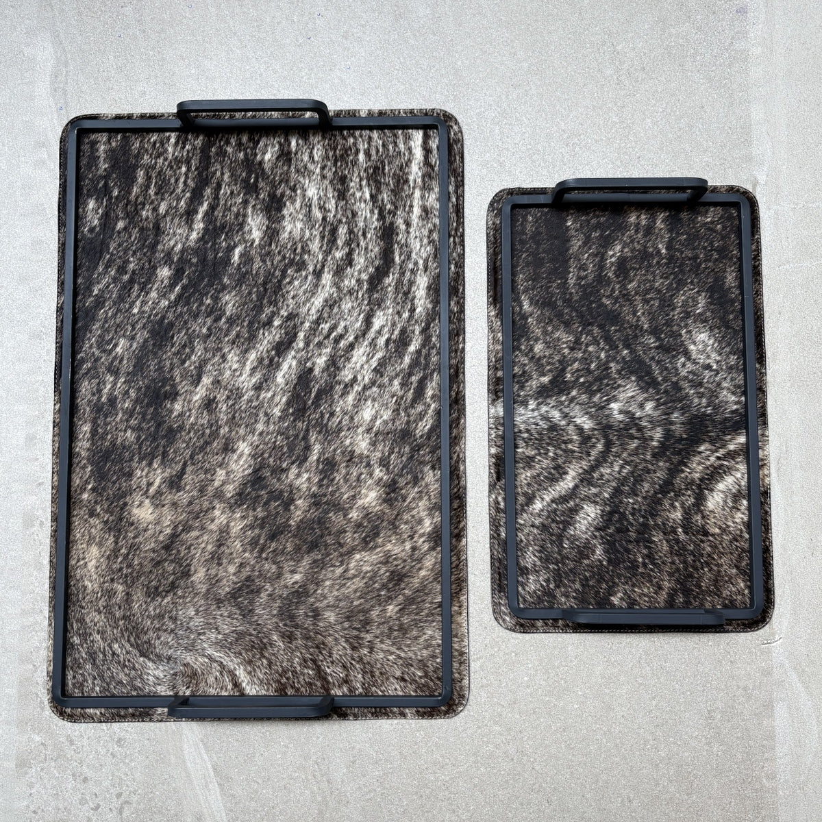 Set de charolas cowhide - 308, vista superior 2. Piel natural café atigrado y herrería negra.