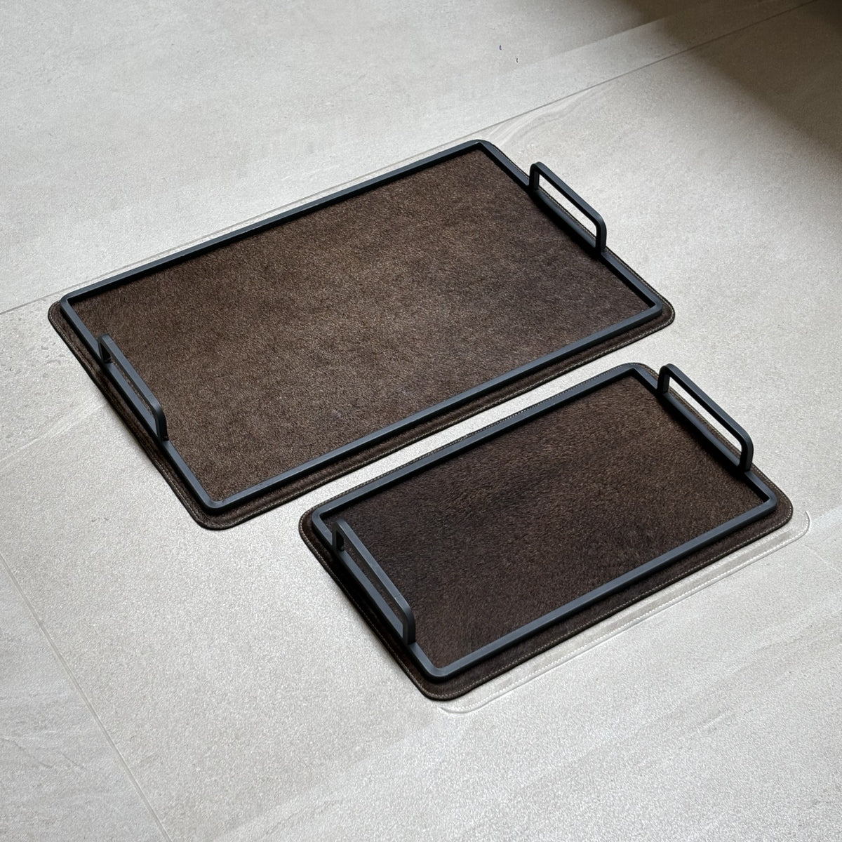 Set de charolas cowhide - 309, vista lejos. Piel natural café y herrería negra.