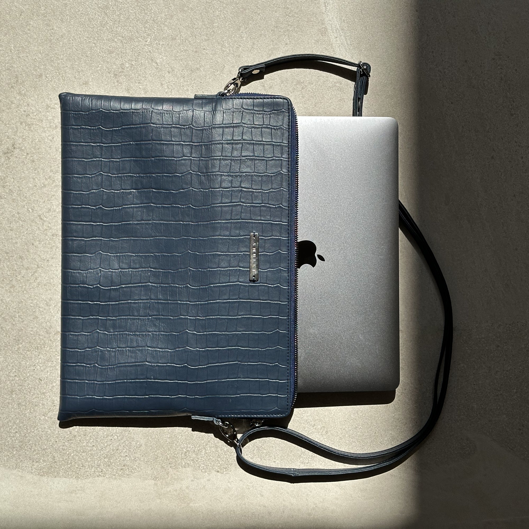 Bolsa para laptop de piel grabada azul